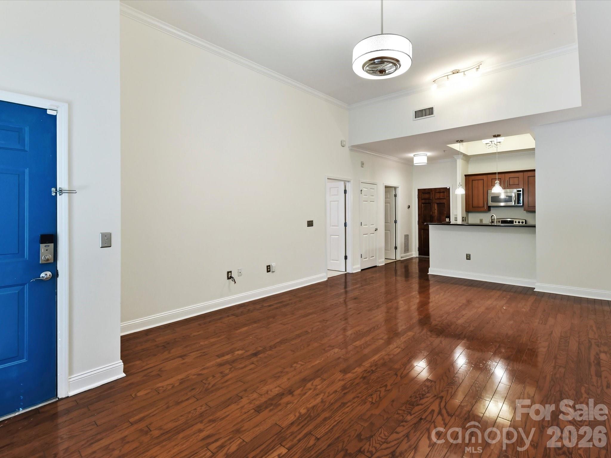 300 W 5th Street 2 Property Photo 3