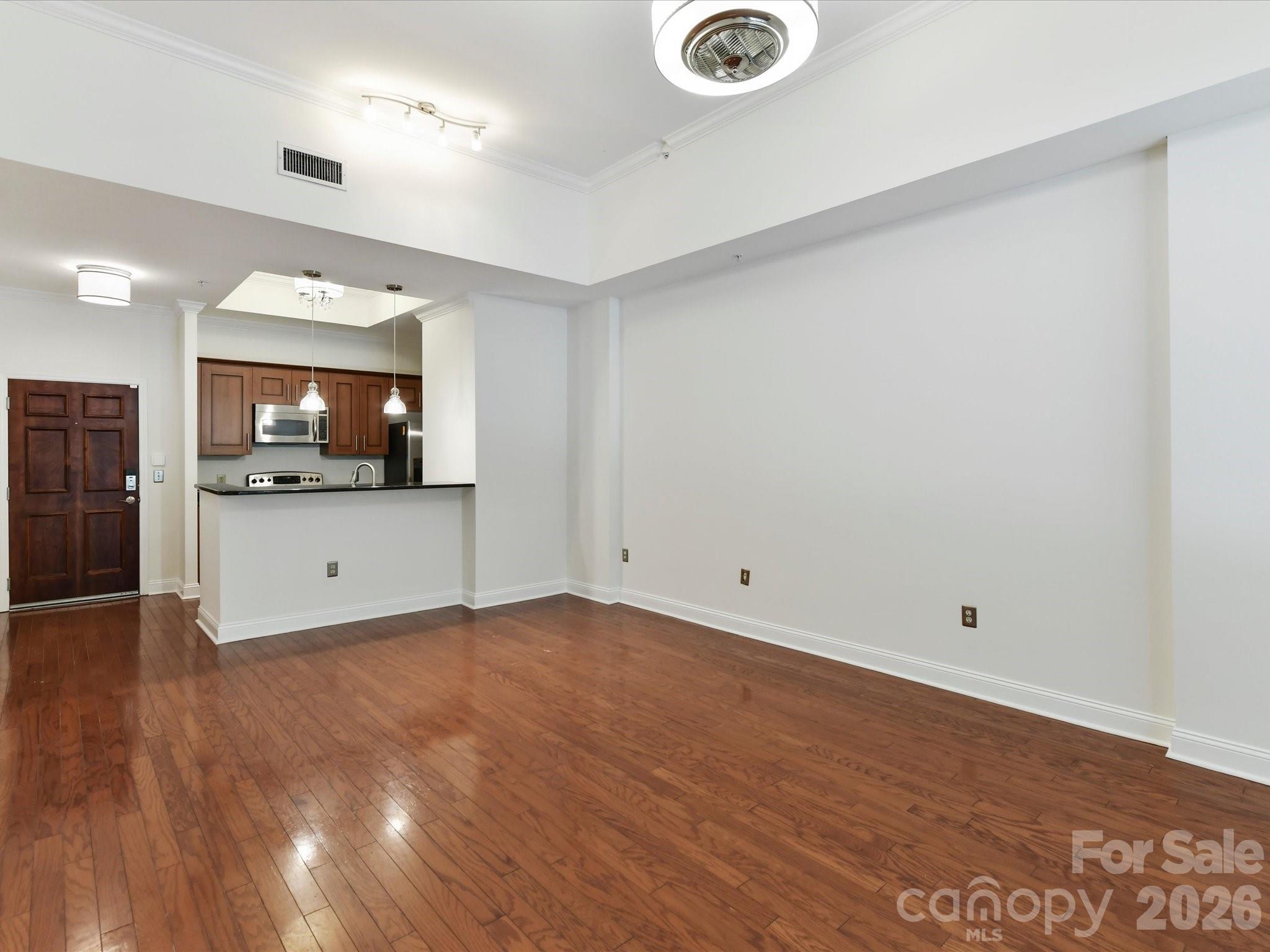 300 W 5th Street 2 Property Photo 4