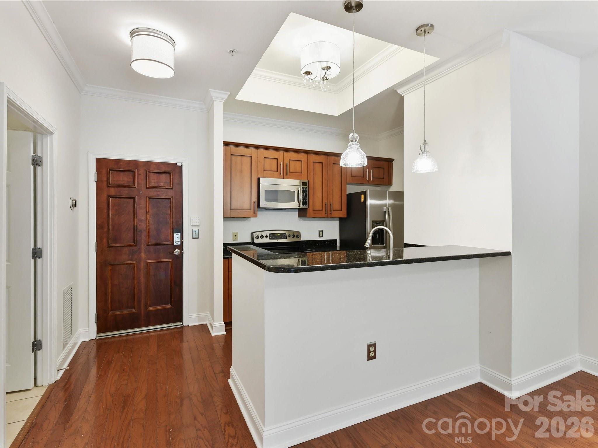 300 W 5th Street 2 Property Photo 6