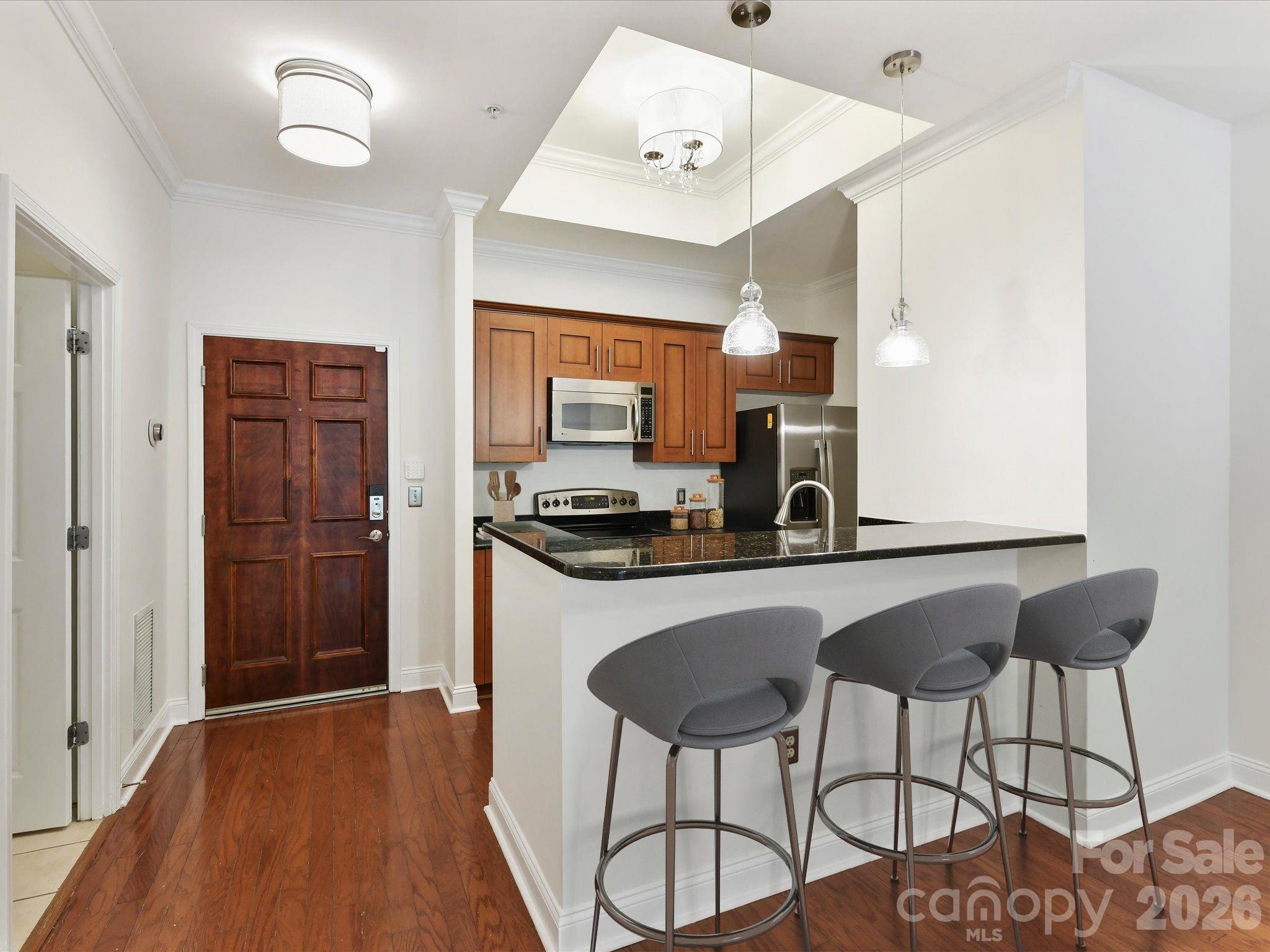 300 W 5th Street 2 Property Photo 6