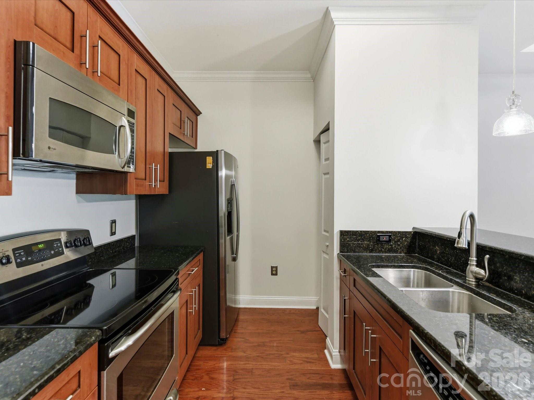 300 W 5th Street 2 Property Photo 7