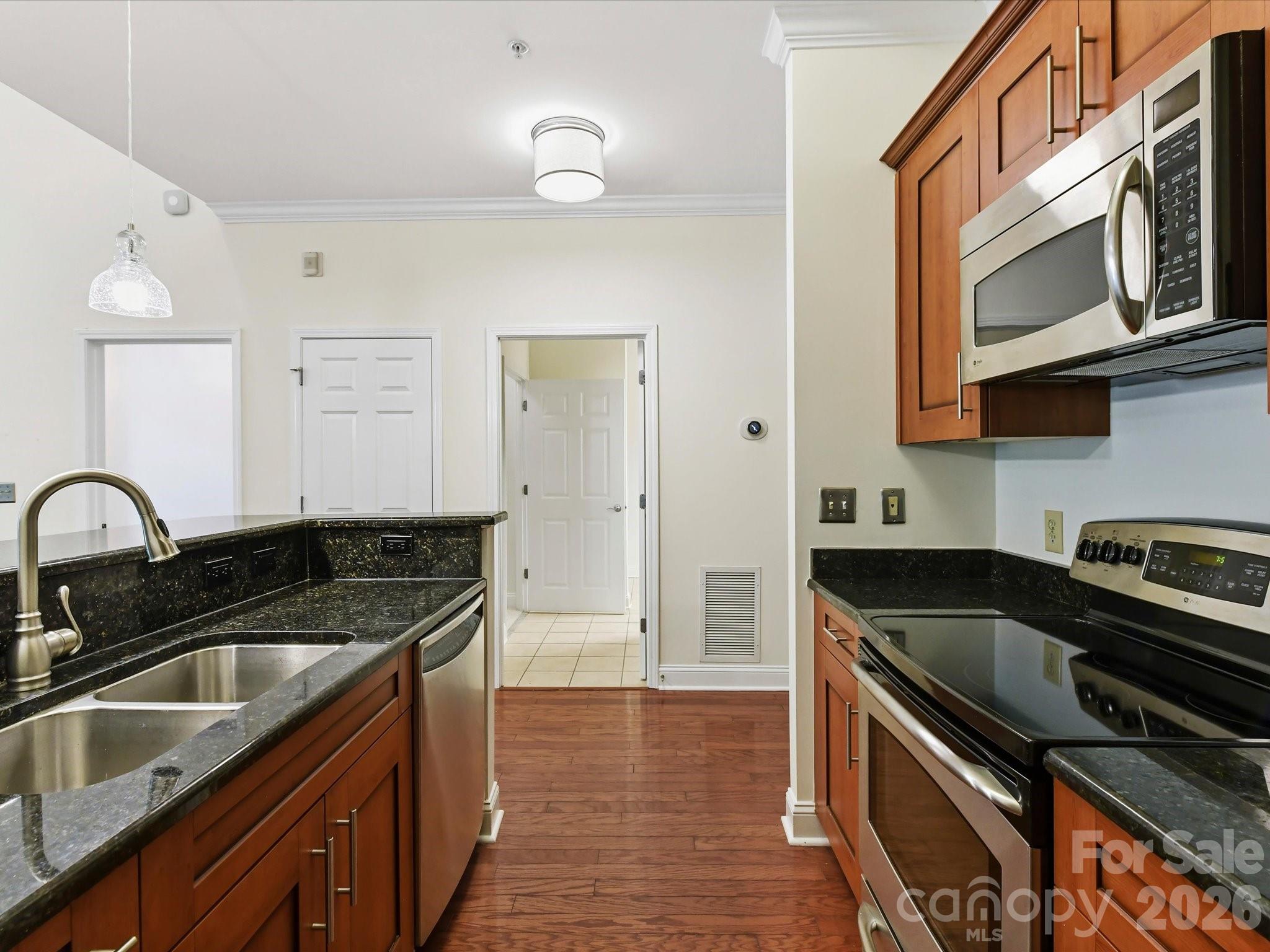 300 W 5th Street 2 Property Photo 8