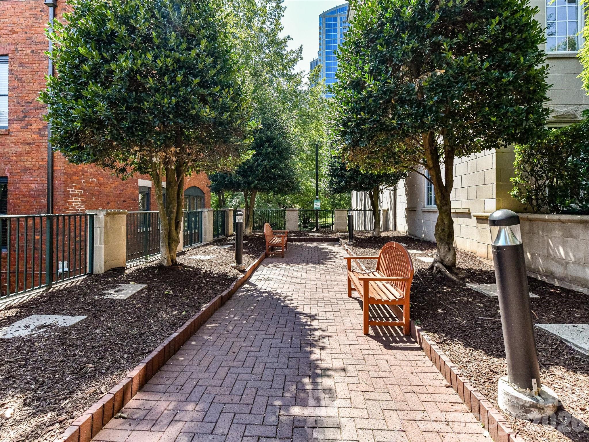 300 W 5th Street 2 Property Photo 17