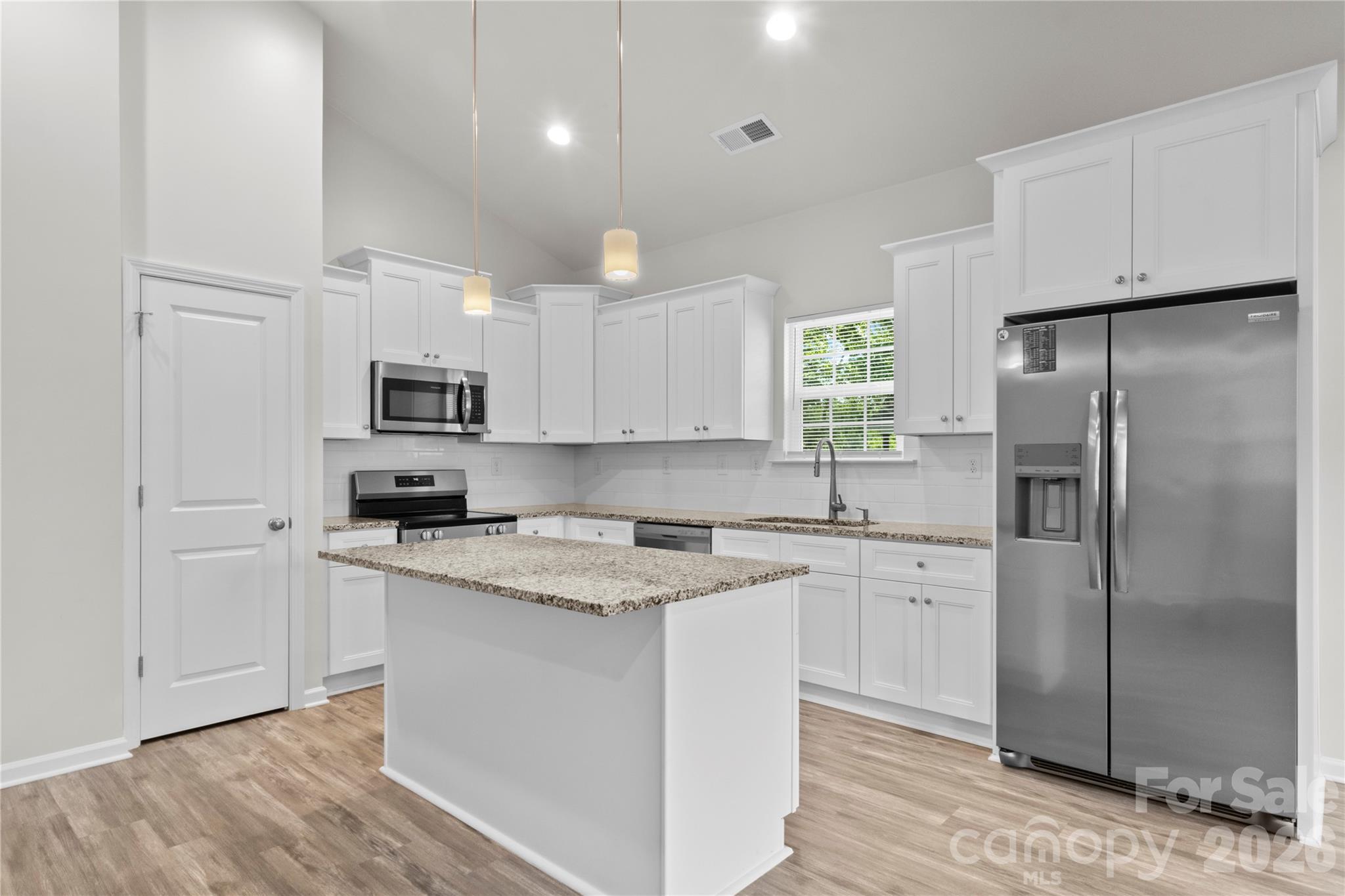 934 N New Hope Road Property Photo 4