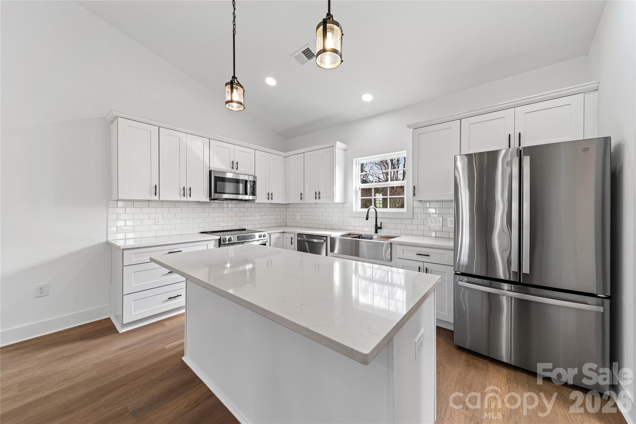 412 S Hill Street Property Photo 4