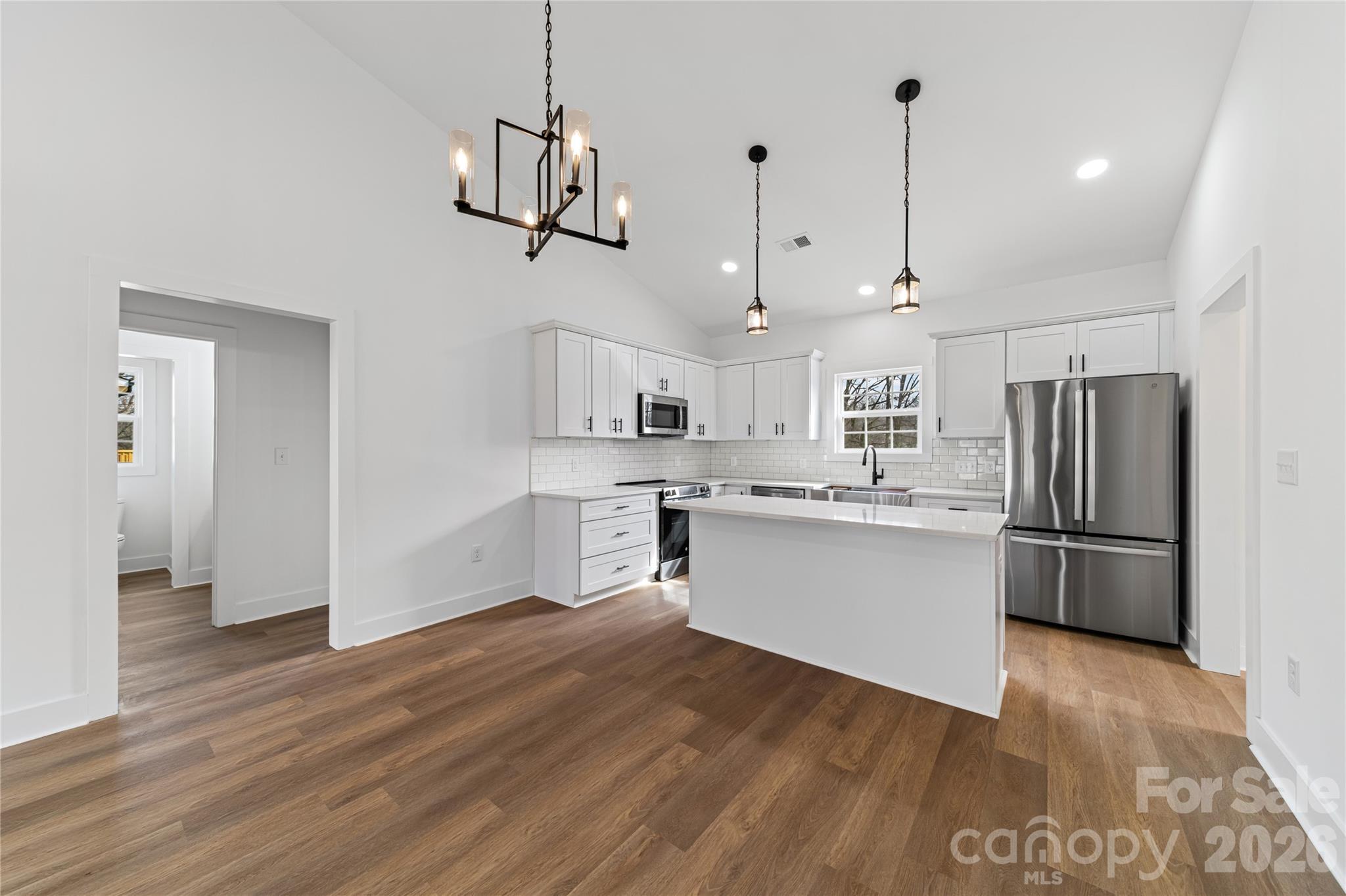 412 S Hill Street Property Photo 6