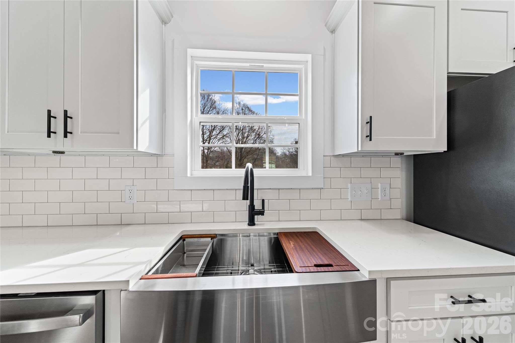 412 S Hill Street Property Photo 7