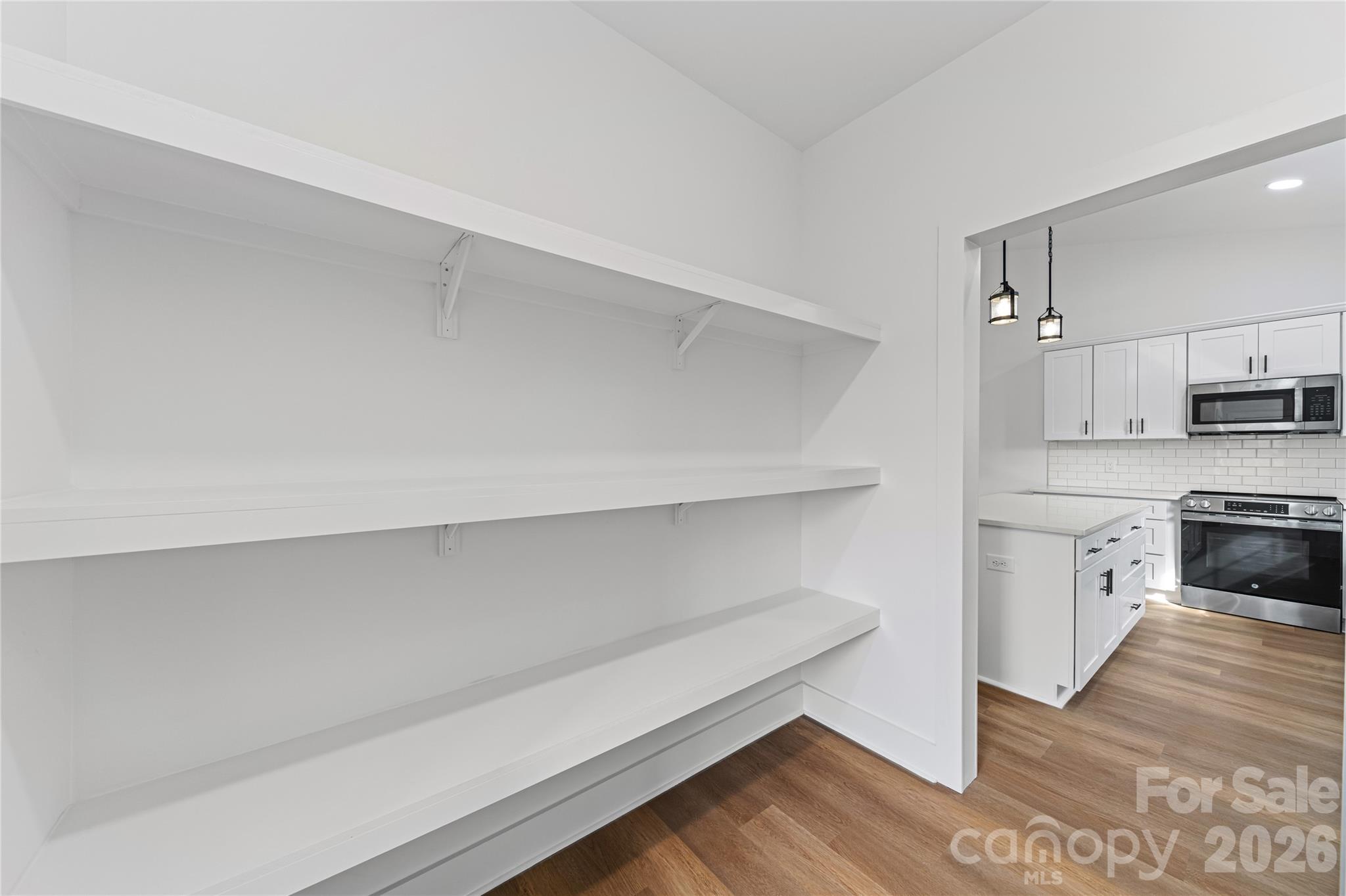412 S Hill Street Property Photo 9