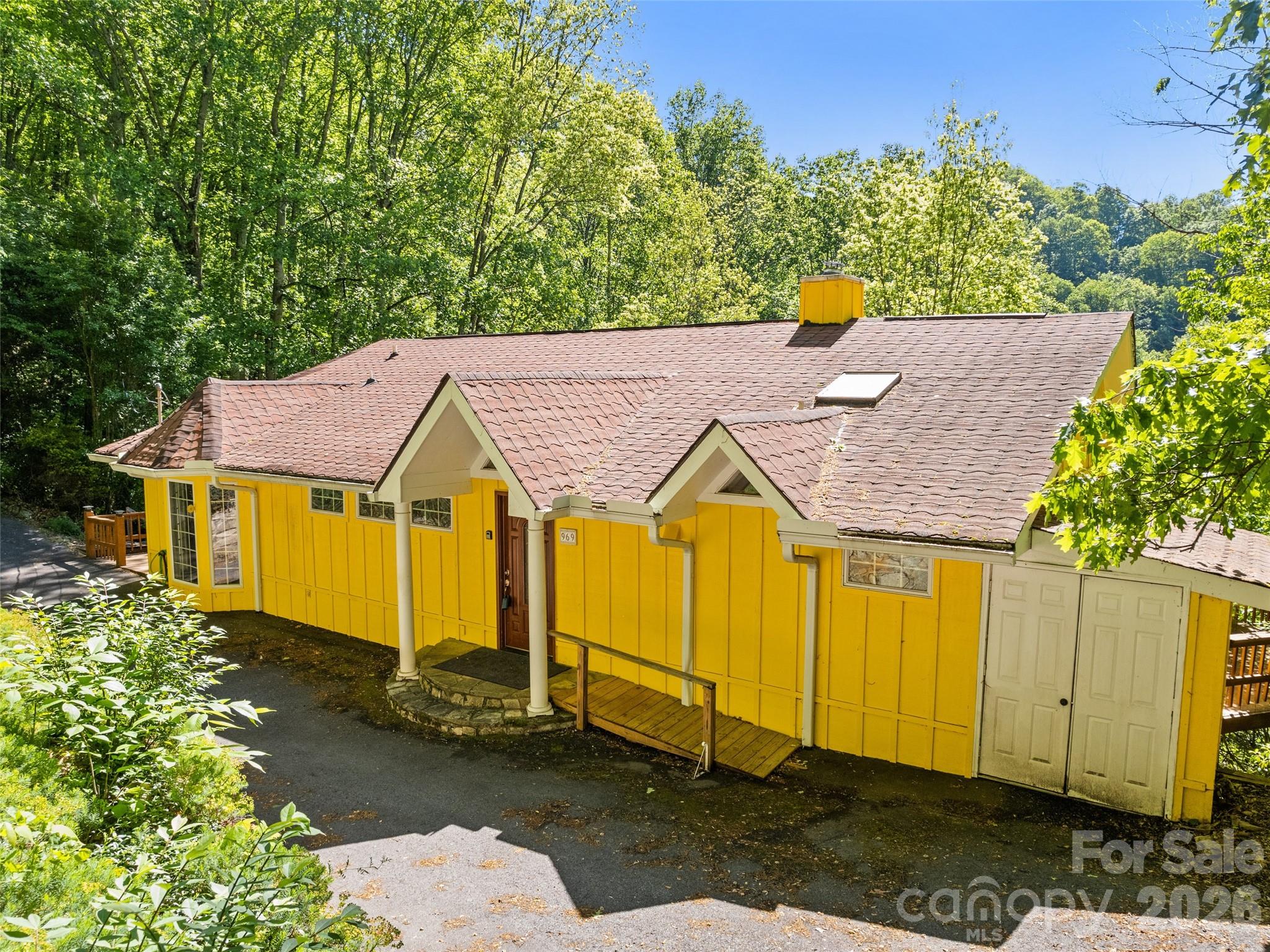 969 Mountain View Drive Property Photo 4