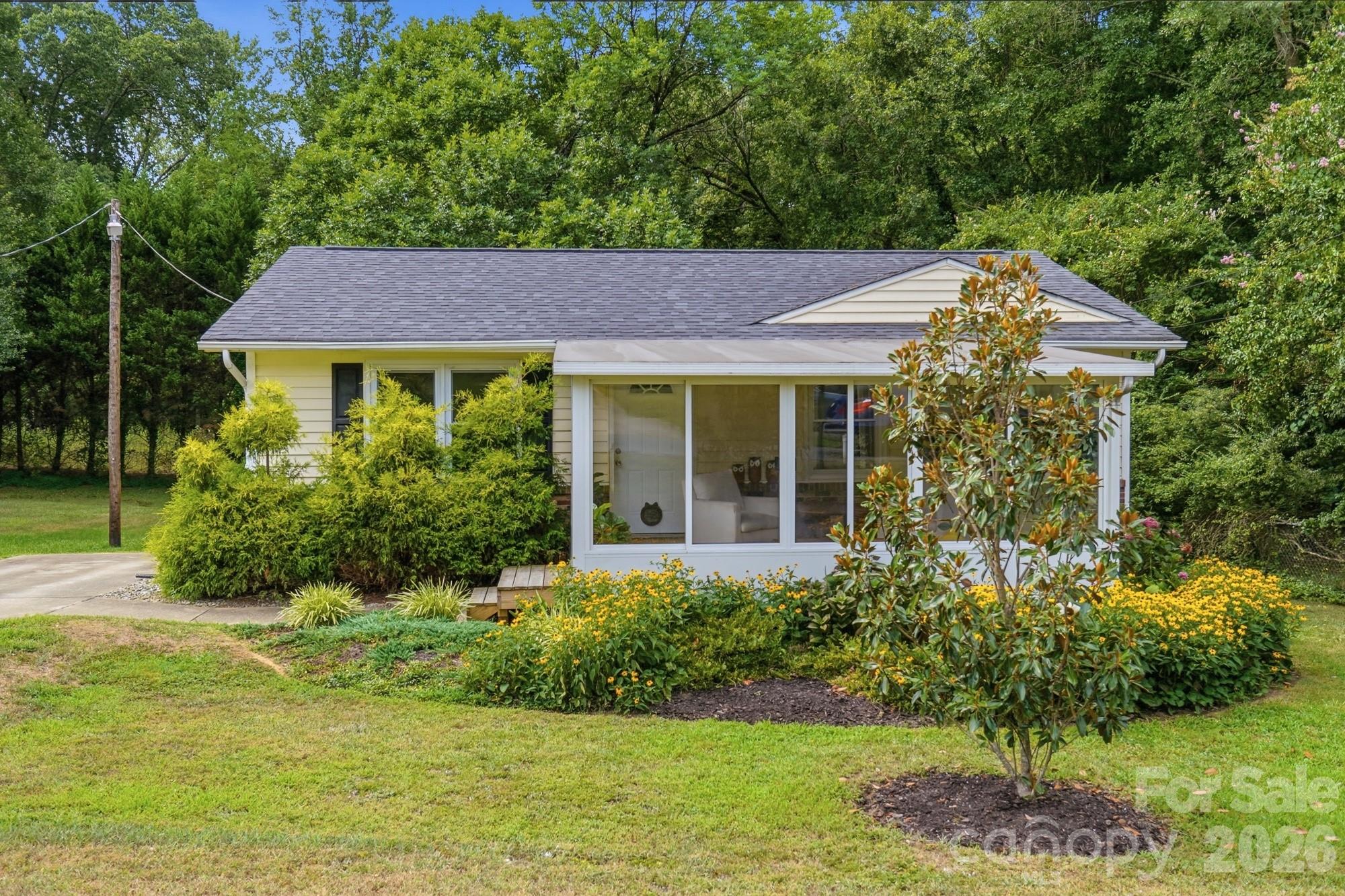 605 Powerline Avenue Property Photo 1