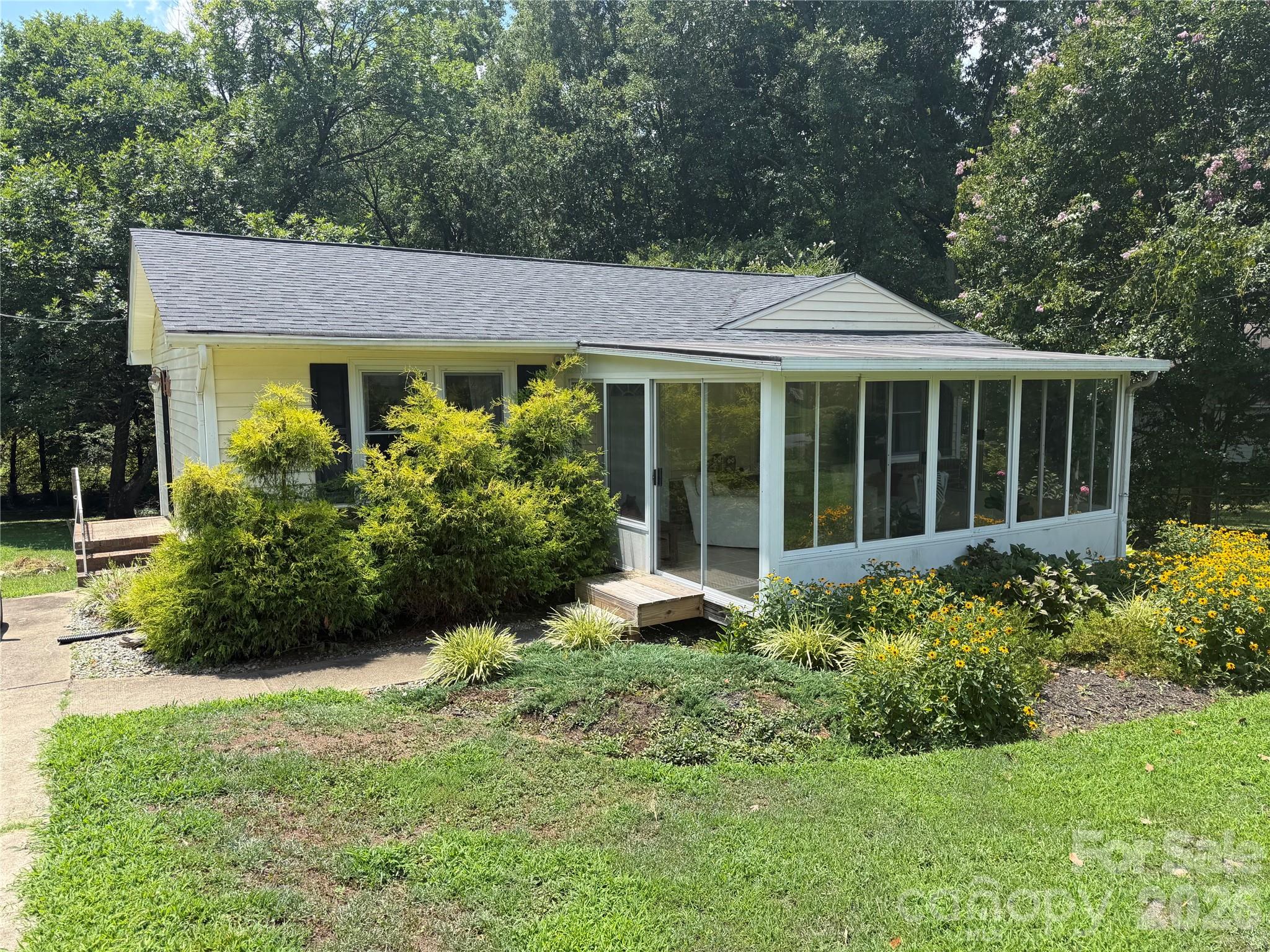 605 Powerline Avenue Property Photo 1