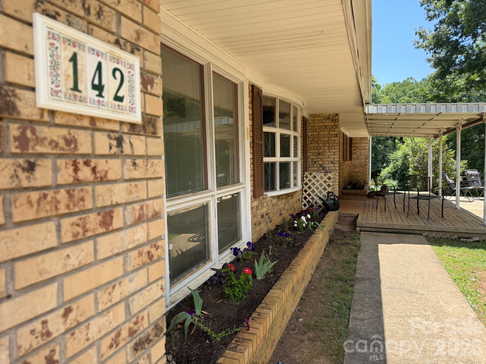 142 Avondale Road Property Photo 2