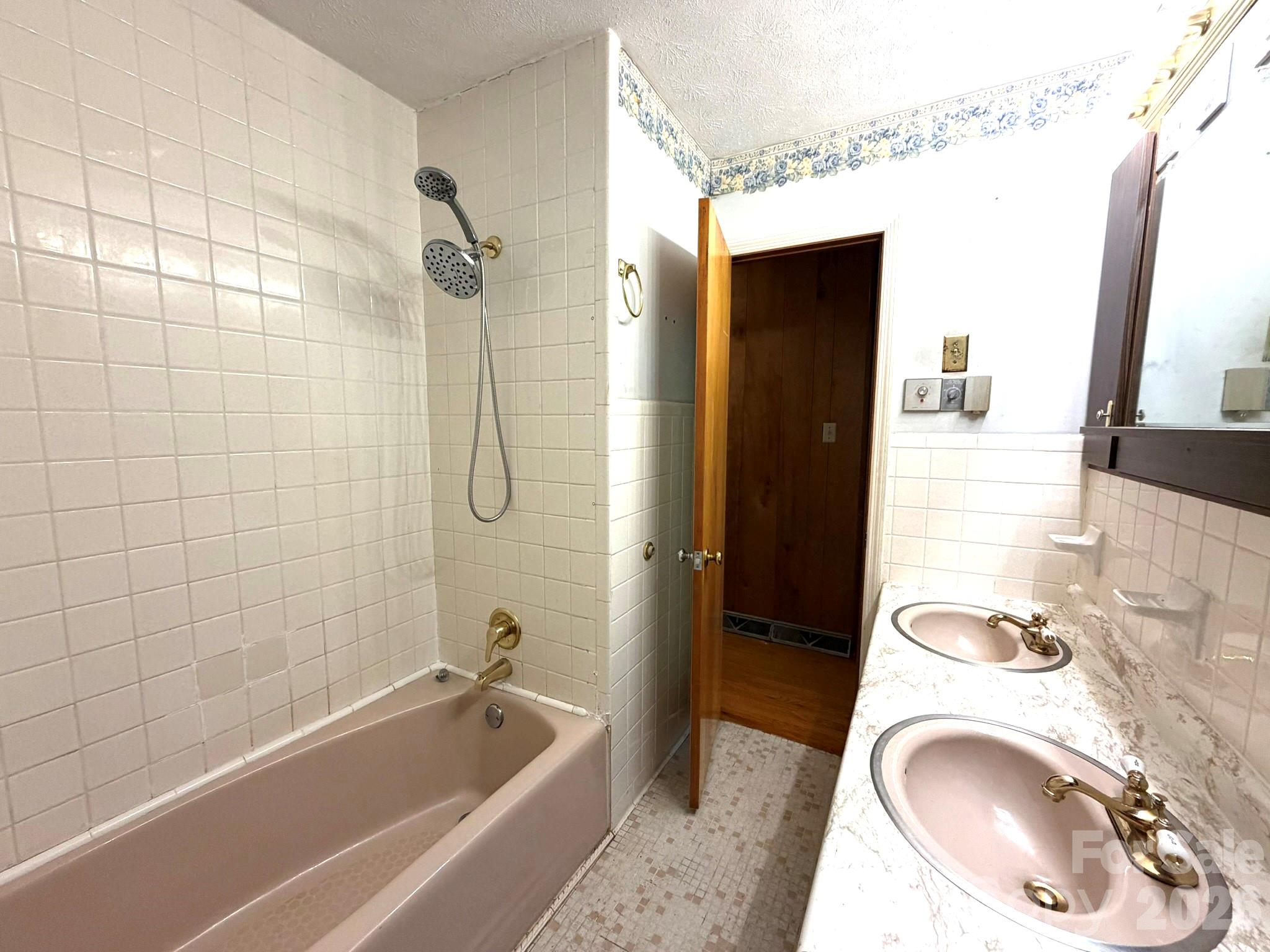 142 Avondale Road Property Photo 11