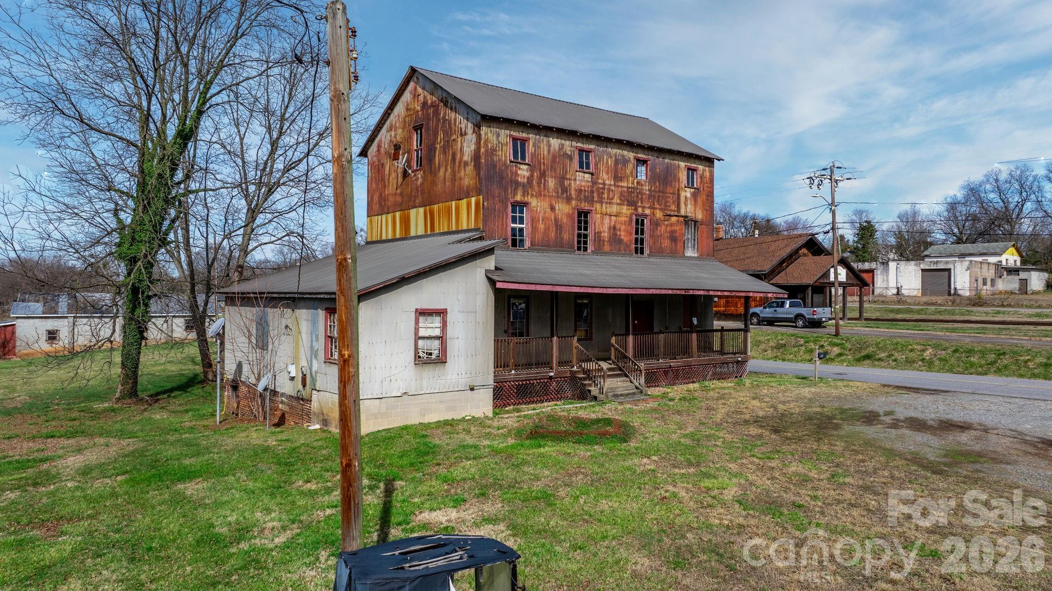 53 2nd Avenue Property Photo 4