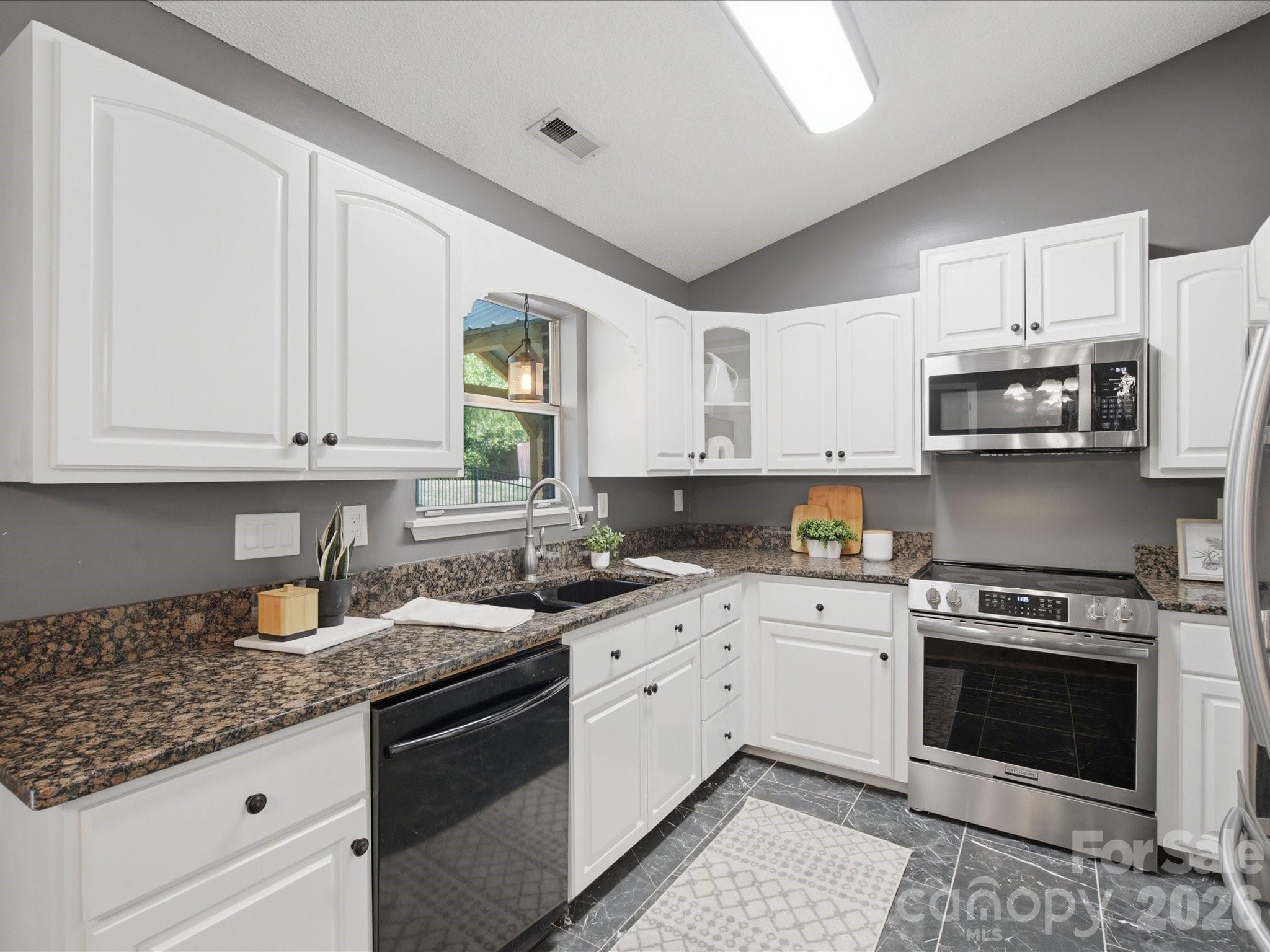 127 W Bank Drive Property Photo 9