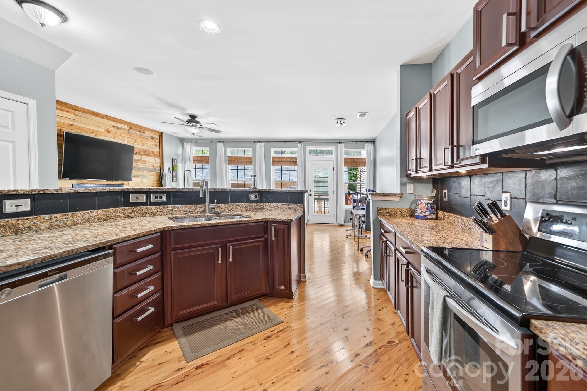 8261 Bridgegate Drive Property Photo 10
