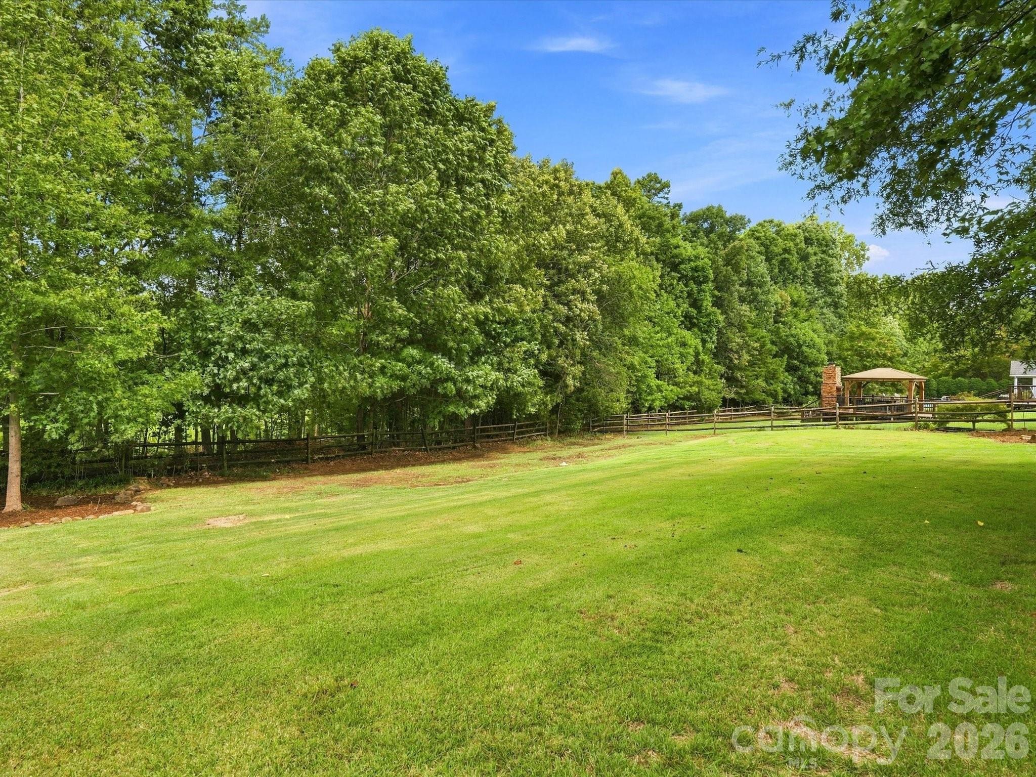 1012 Easthampton Lane Property Photo 3