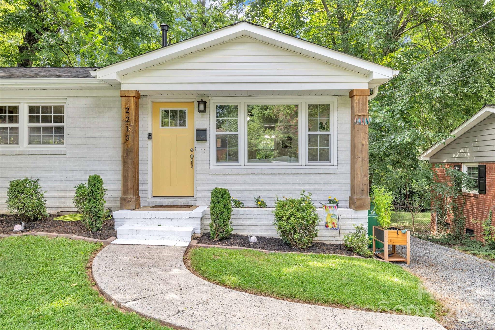 2213 Lanier Avenue Property Photo 2
