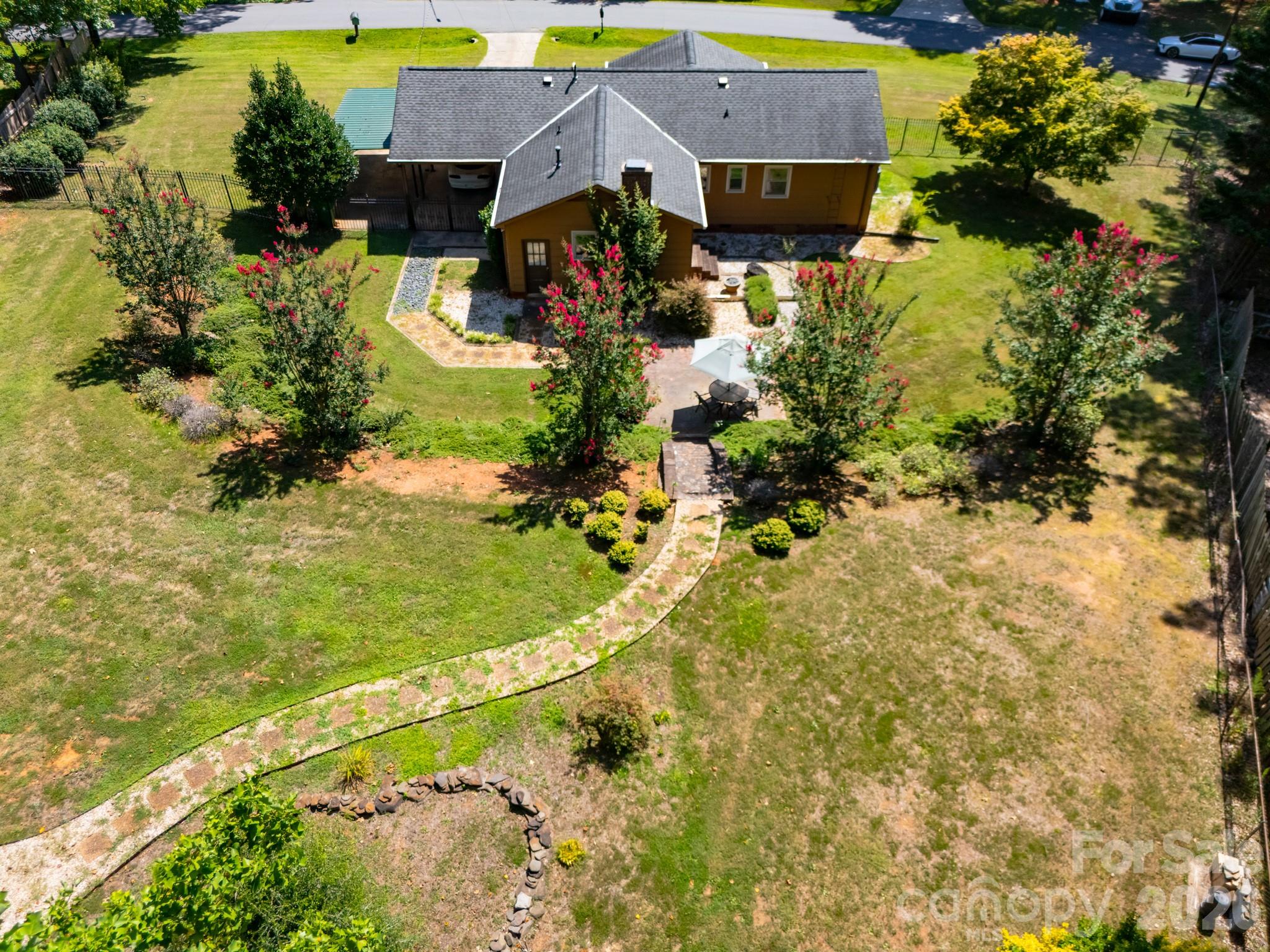 1433 Niagara Circle Property Photo 4