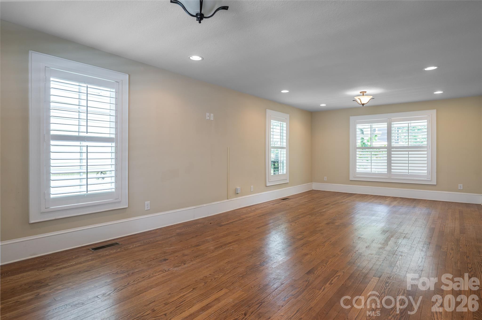 240 S Beaumont Street Property Photo 11