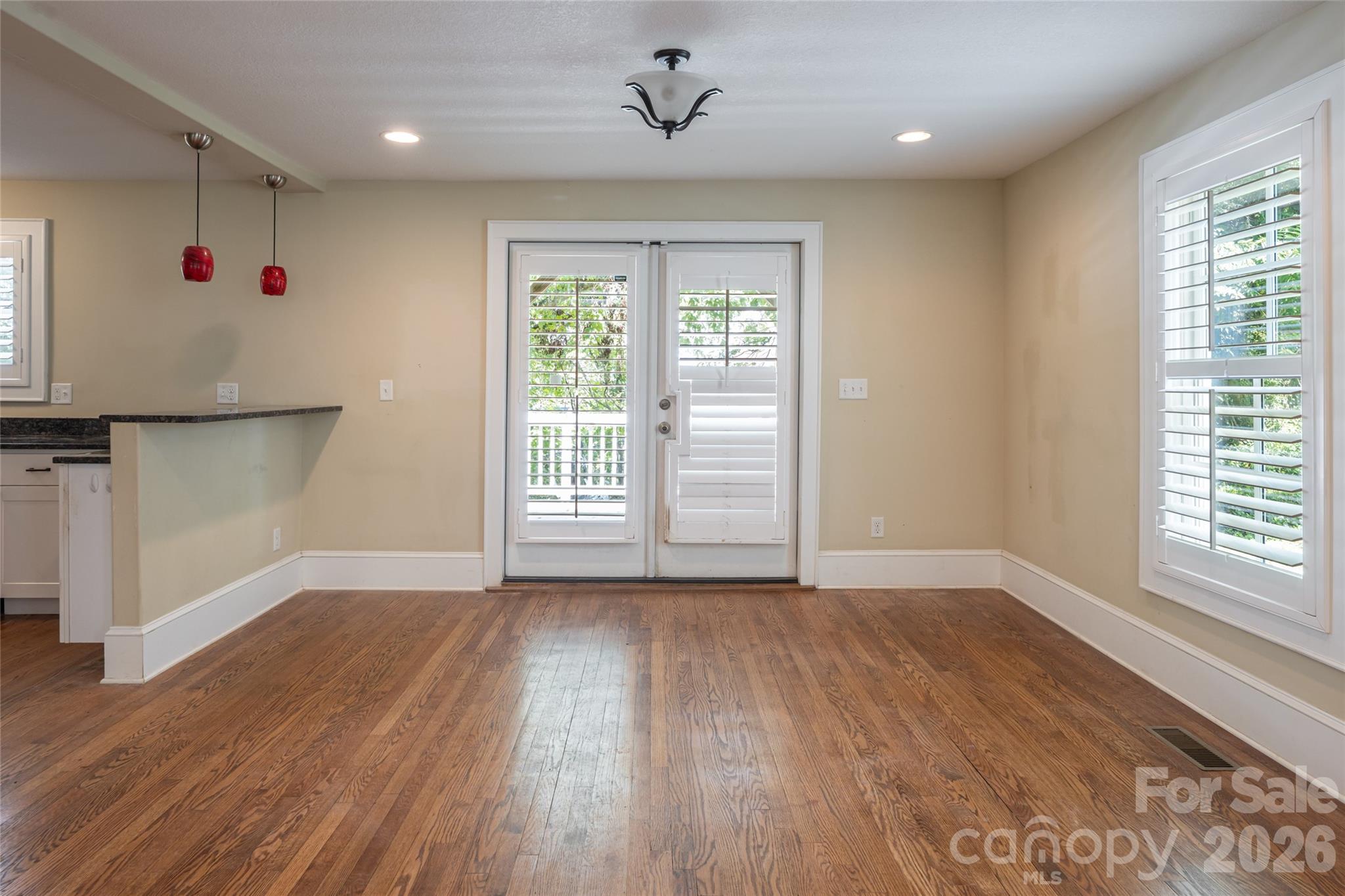 240 S Beaumont Street Property Photo 12