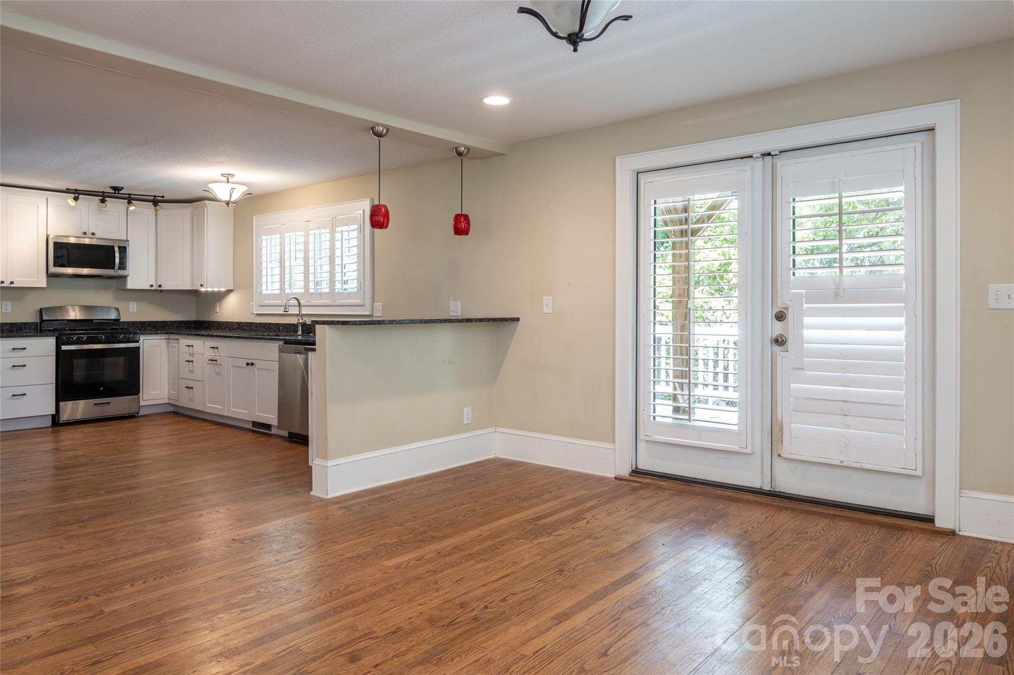 240 S Beaumont Street Property Photo 14