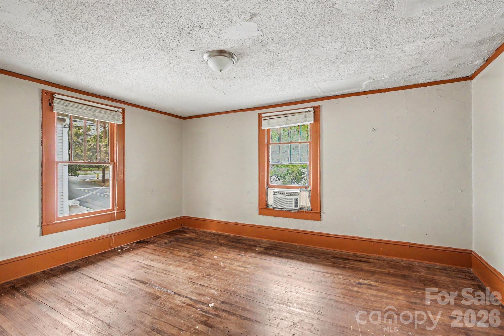 509 W 1st Street Property Photo 17