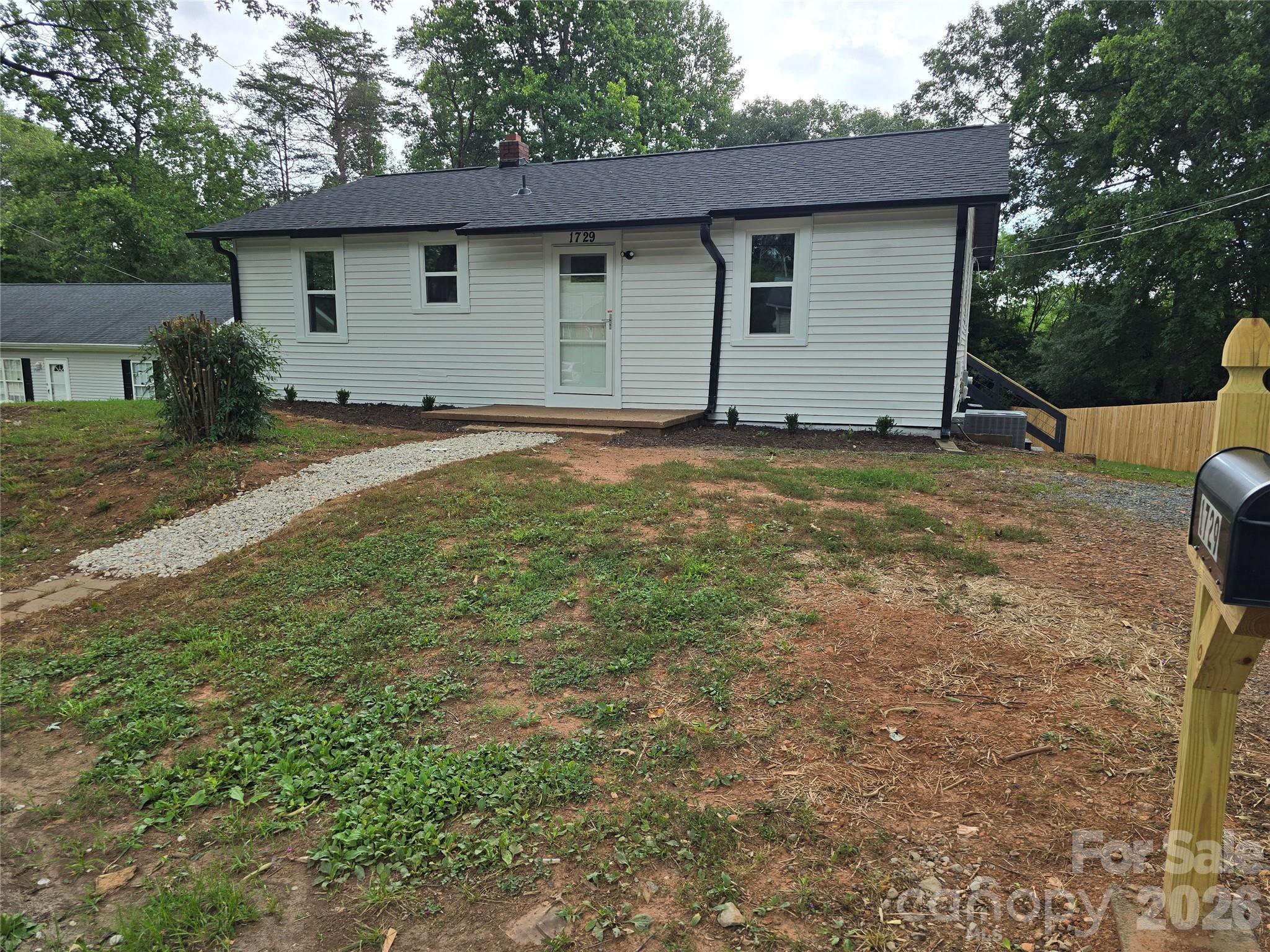 1729 Lakeview Drive Property Photo 1
