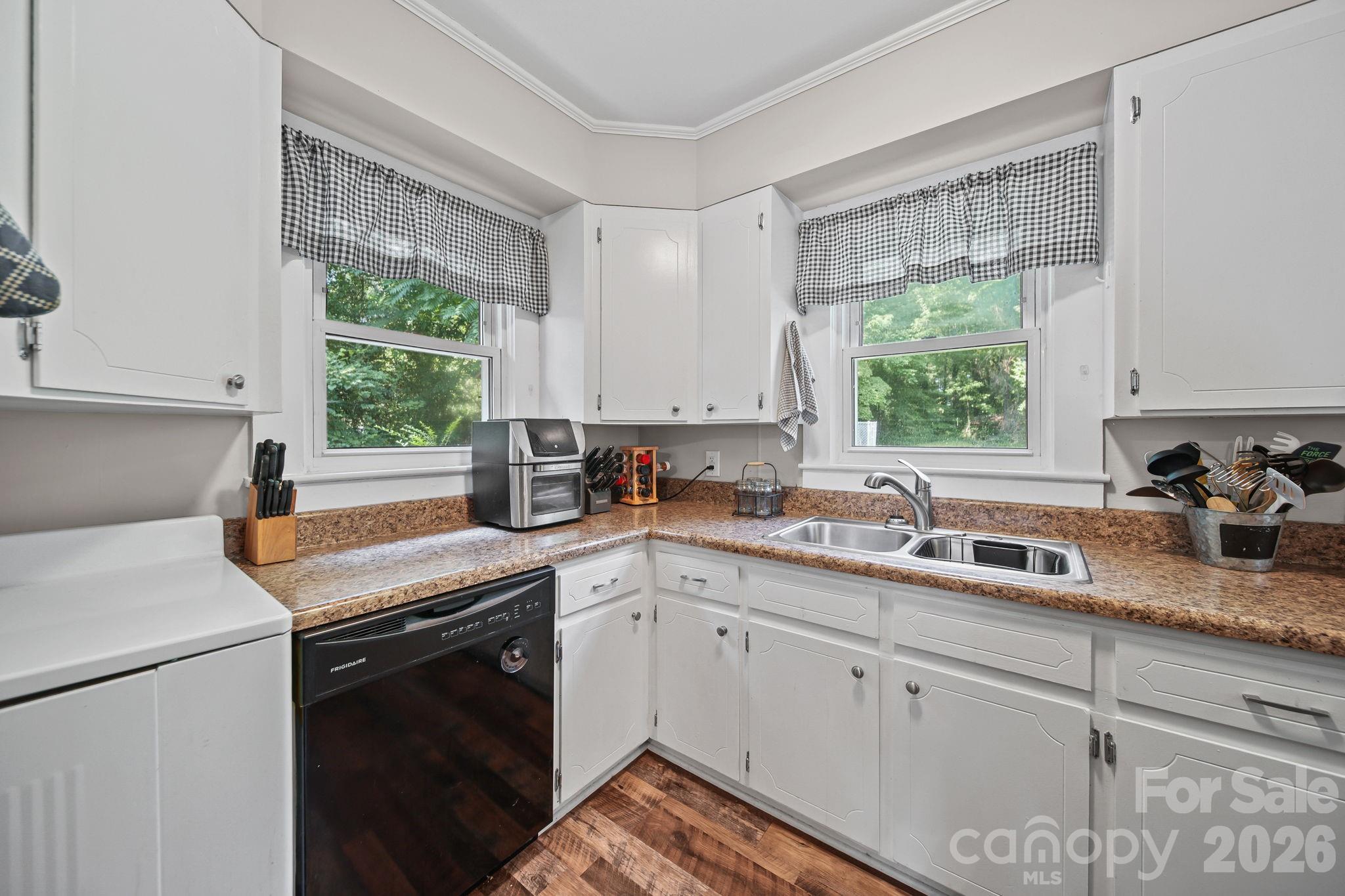 305 N Milford Drive Property Photo 6
