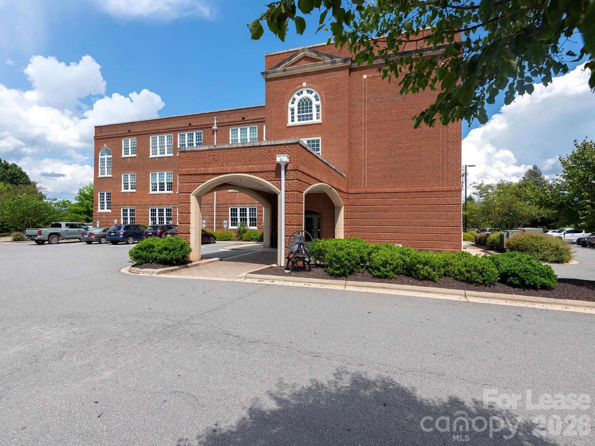 4 Vanderbilt Park Drive Property Photo 1