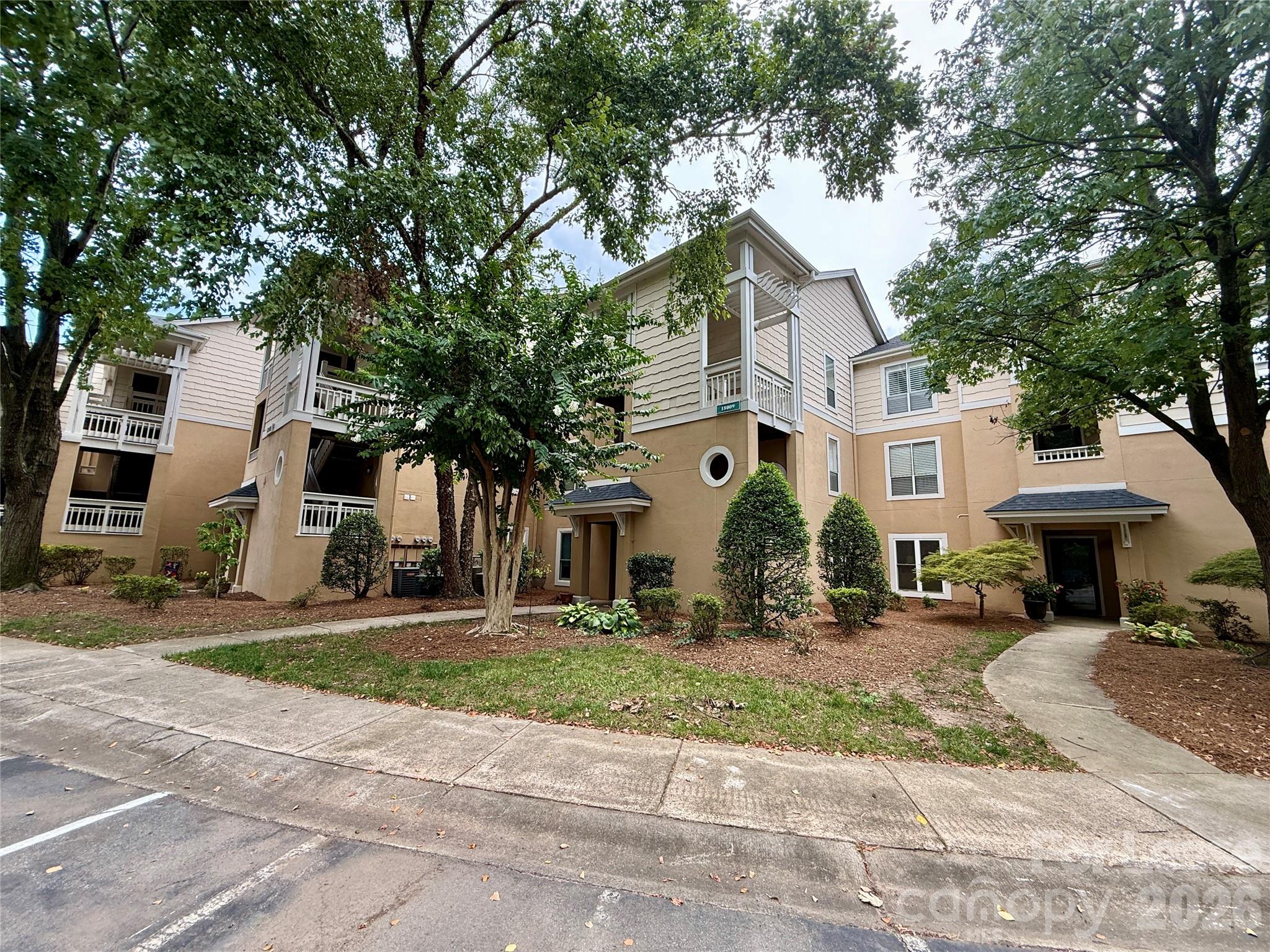 18009 Kings Point Drive D Property Photo 3