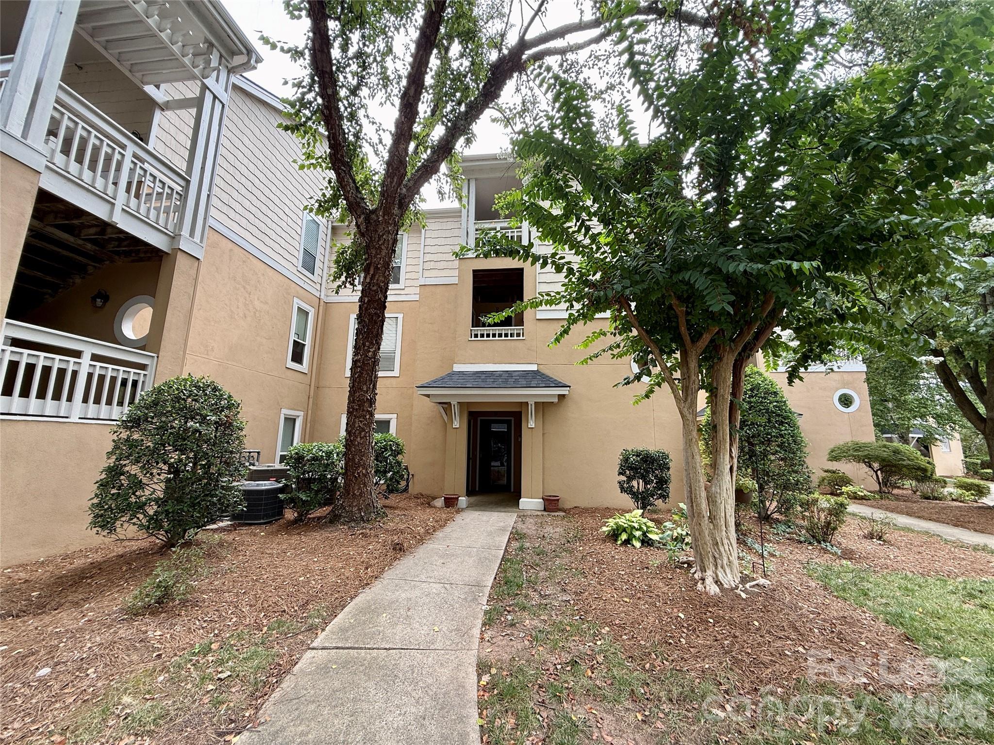 18009 Kings Point Drive D Property Photo 4