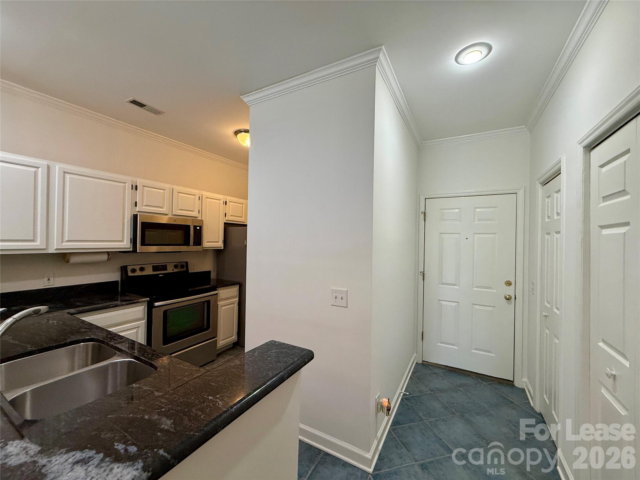 18009 Kings Point Drive D Property Photo 5