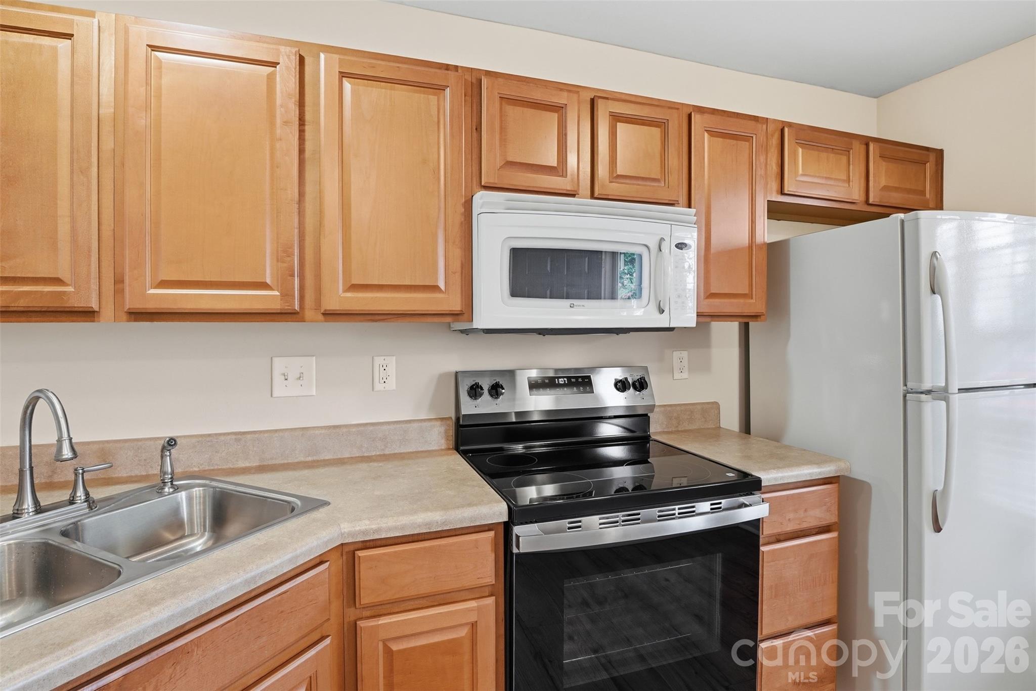 774 Rock Lake Glen Property Photo 6