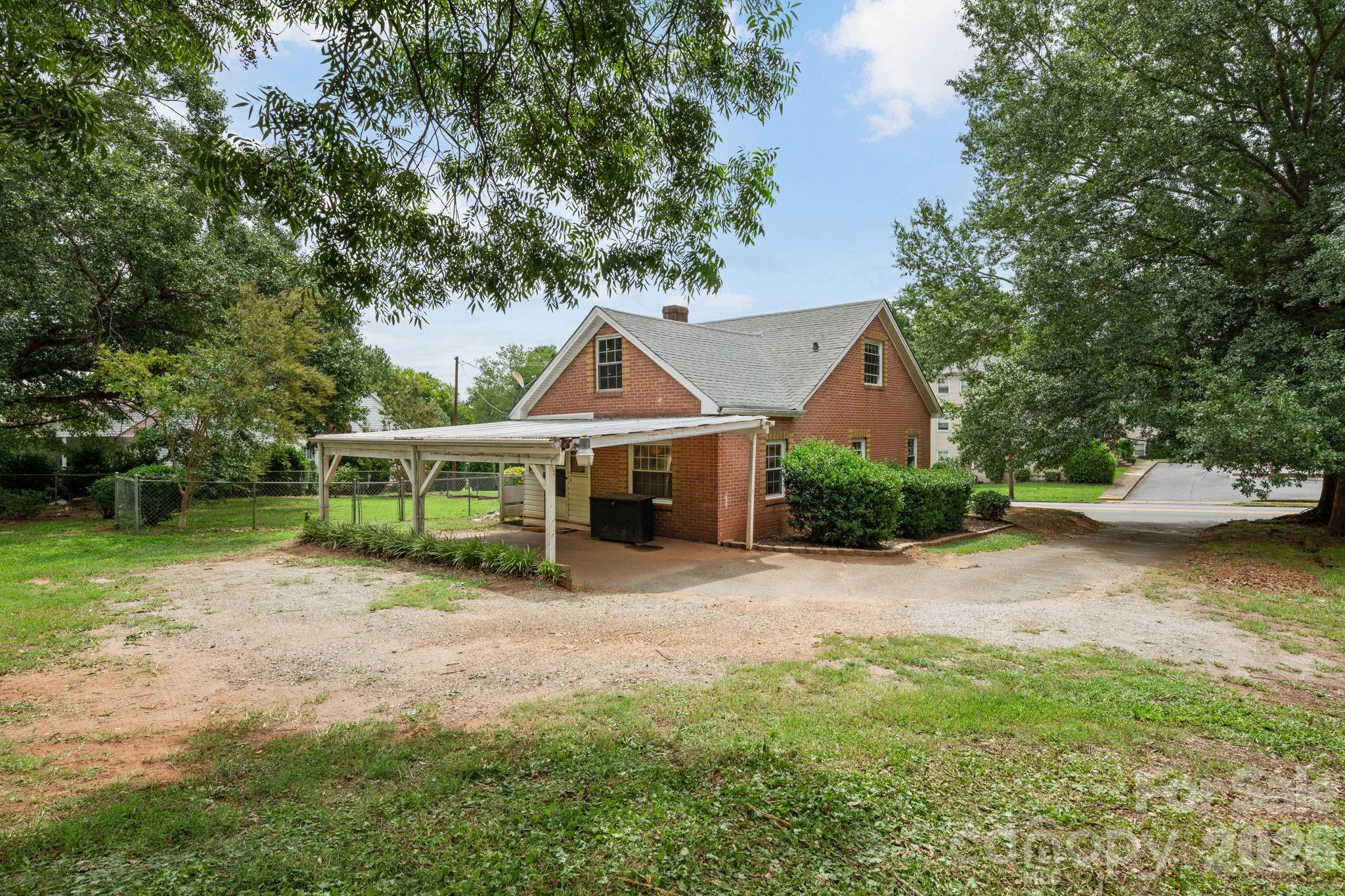 232 Maple Street Property Photo 6
