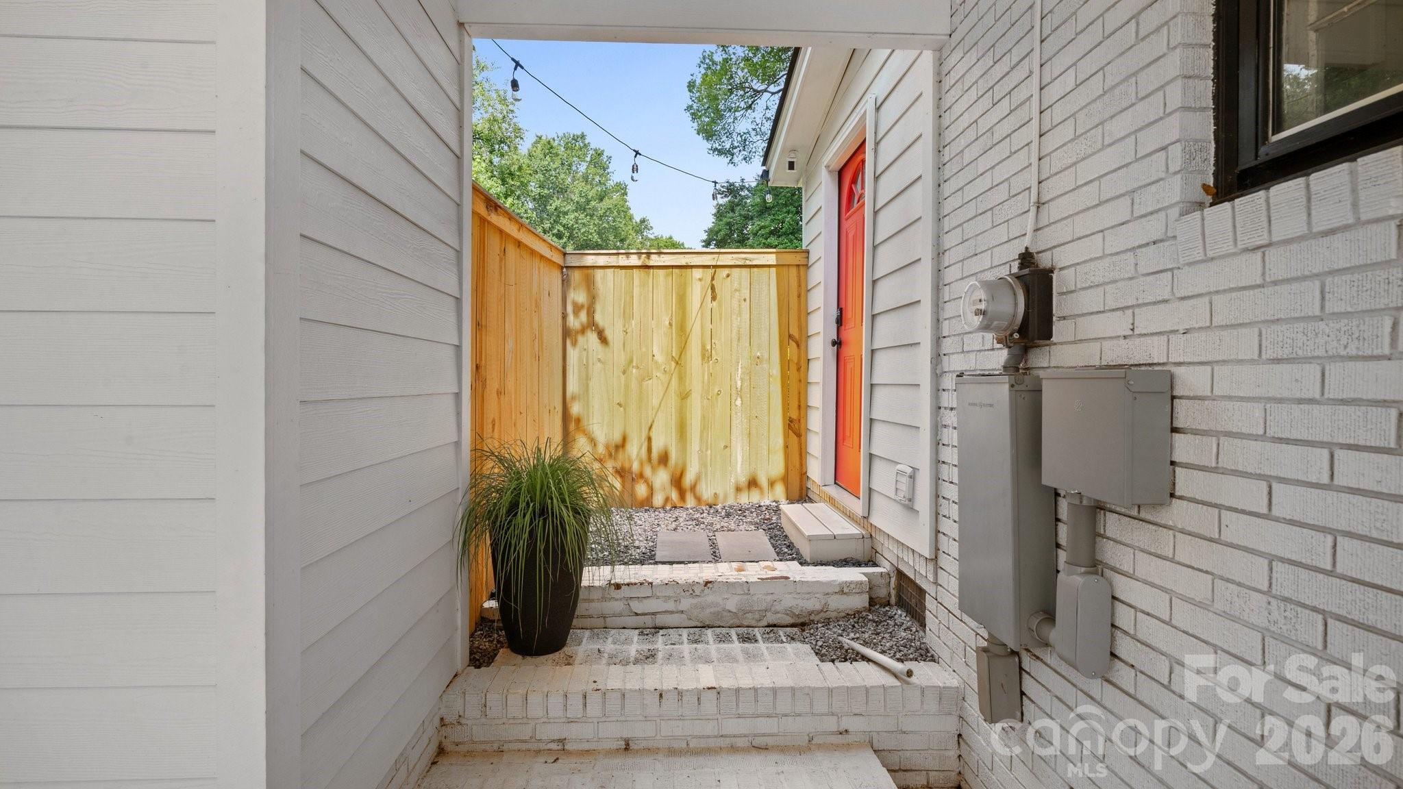 914 Crestmere Street Property Photo 34