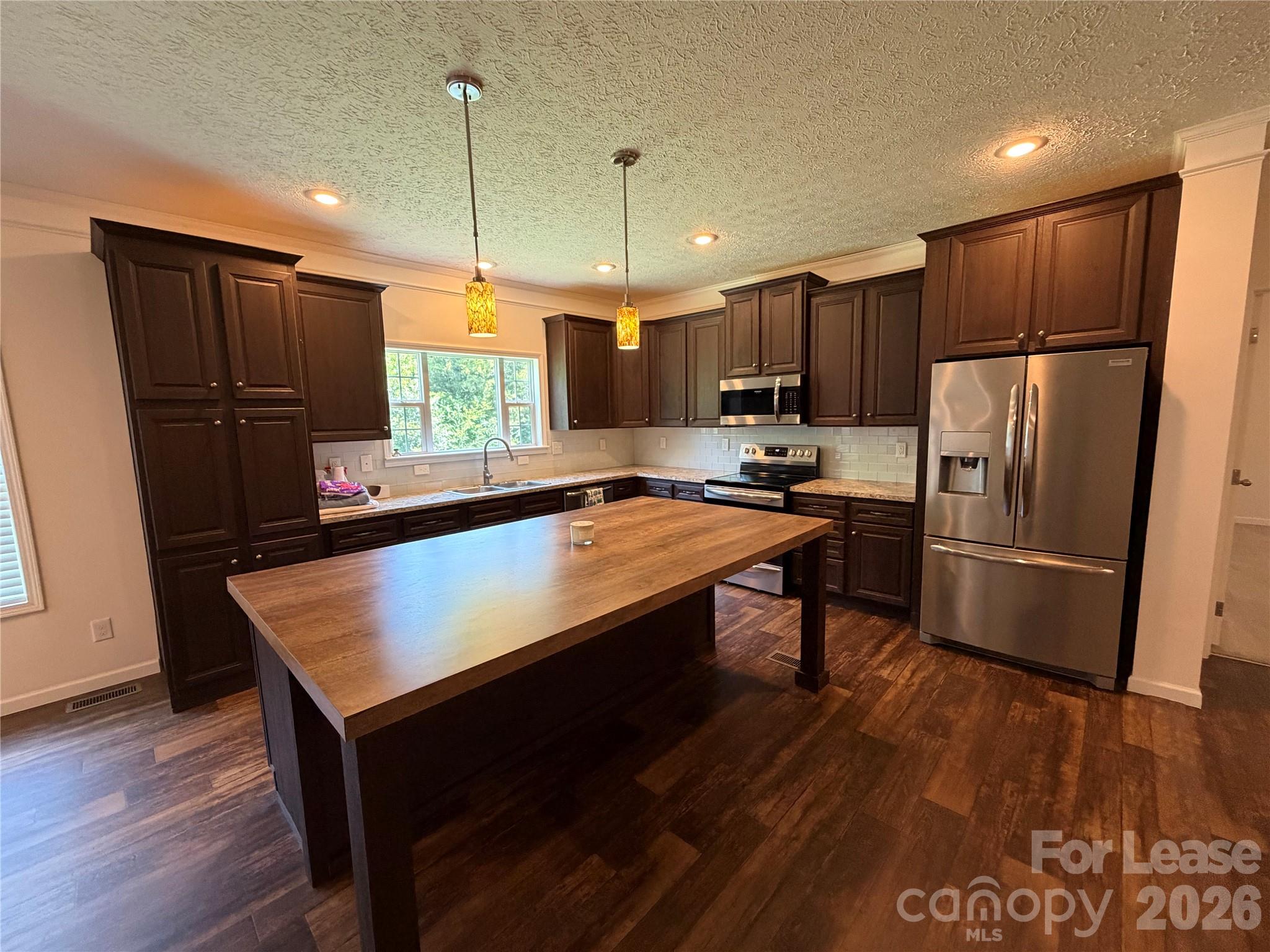 1311 E Memorial Highway Property Photo 3