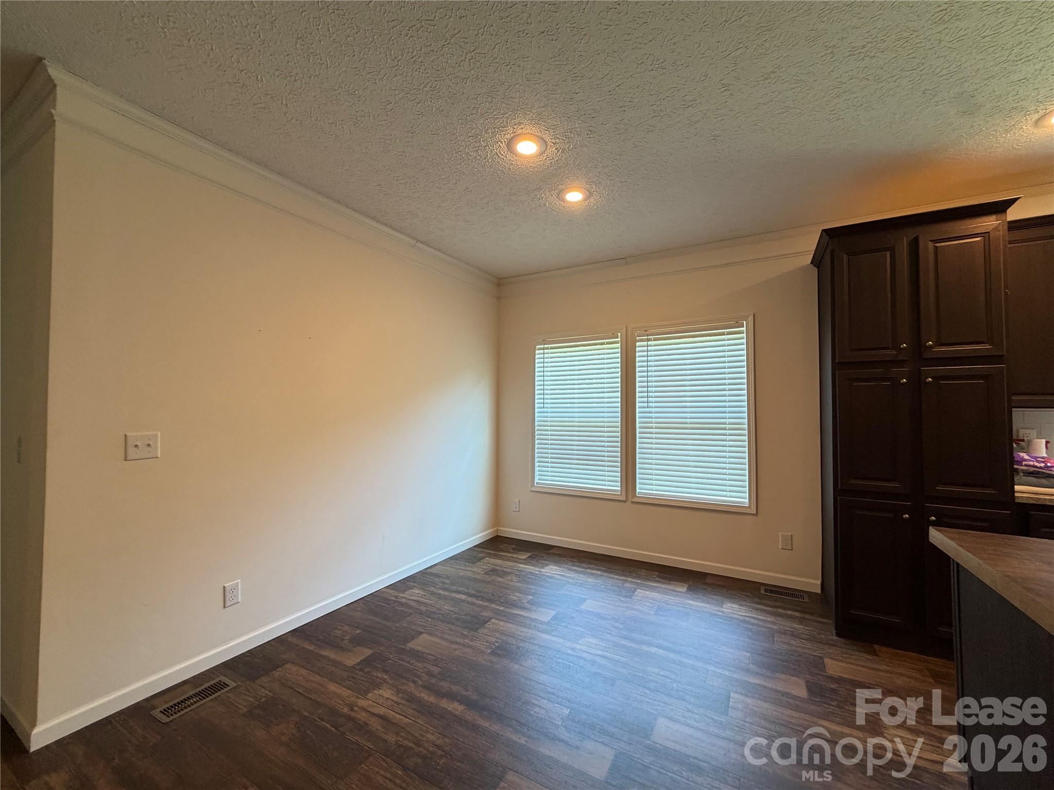 1311 E Memorial Highway Property Photo 6