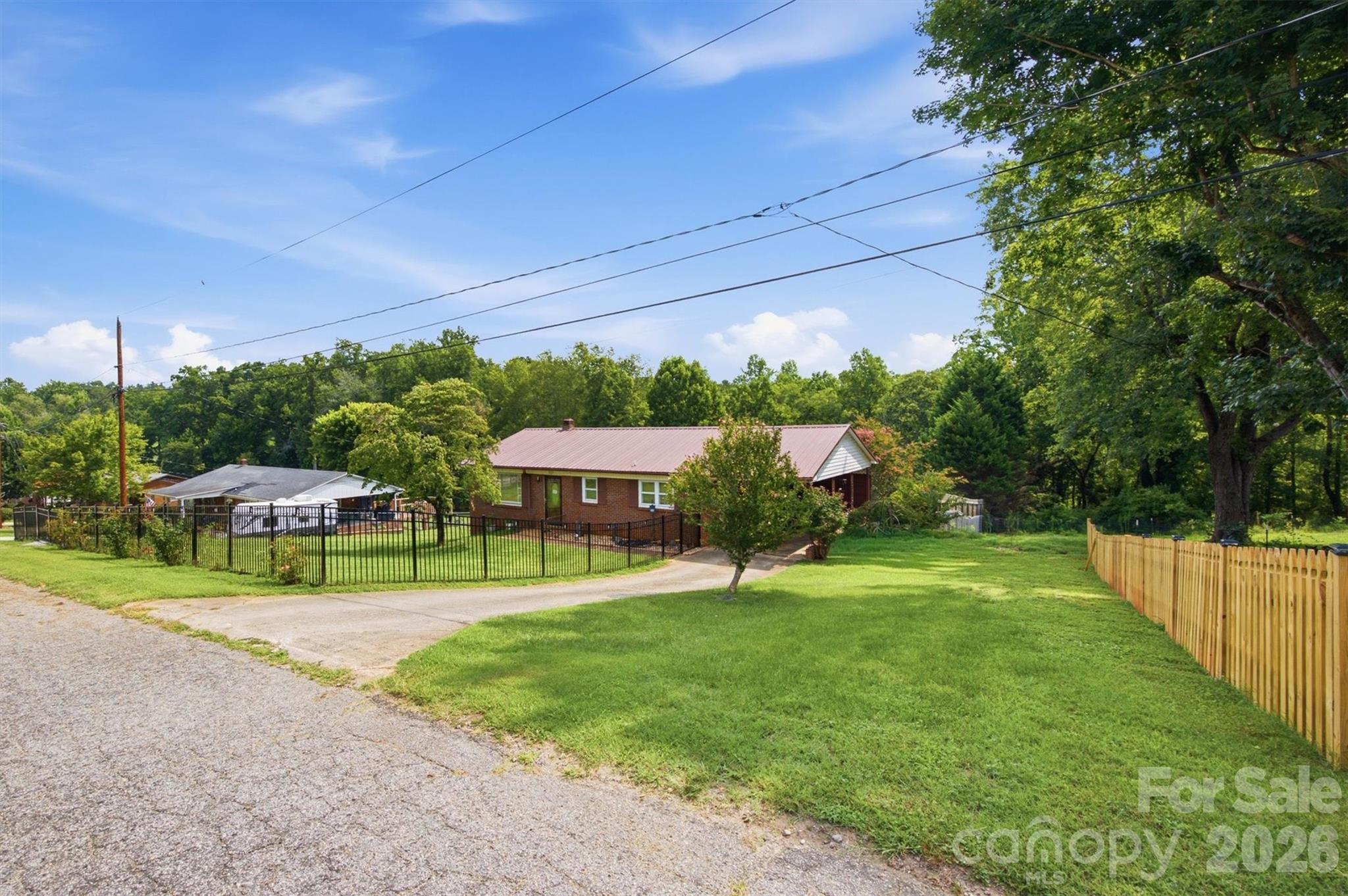 1082 Maple Street Property Photo 4