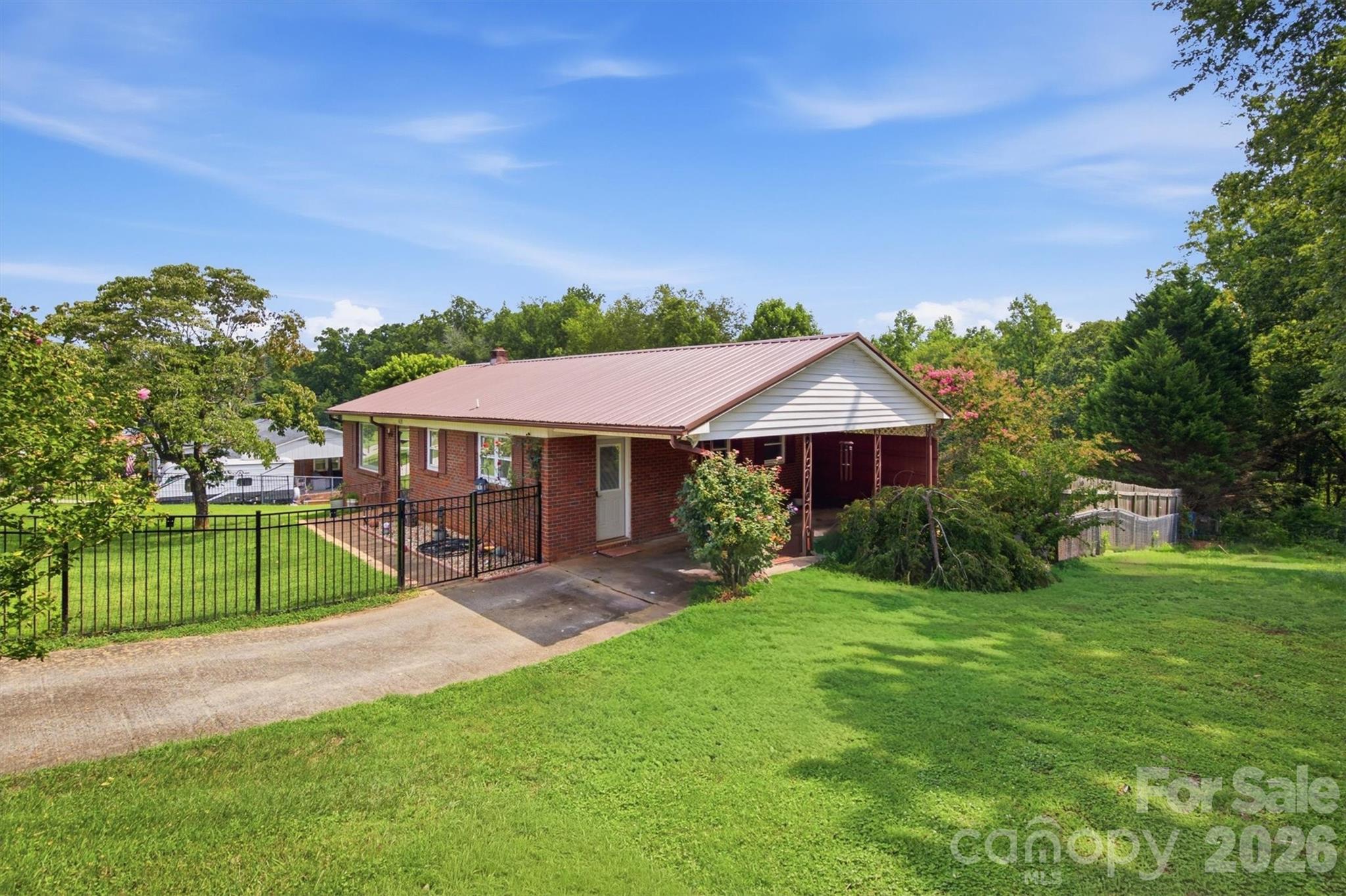 1082 Maple Street Property Photo 5