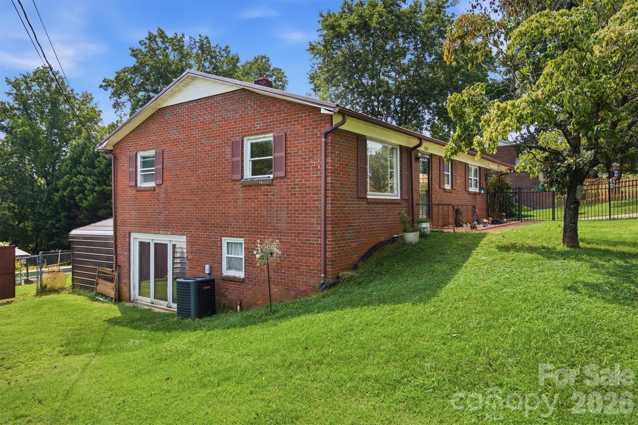 1082 Maple Street Property Photo 6