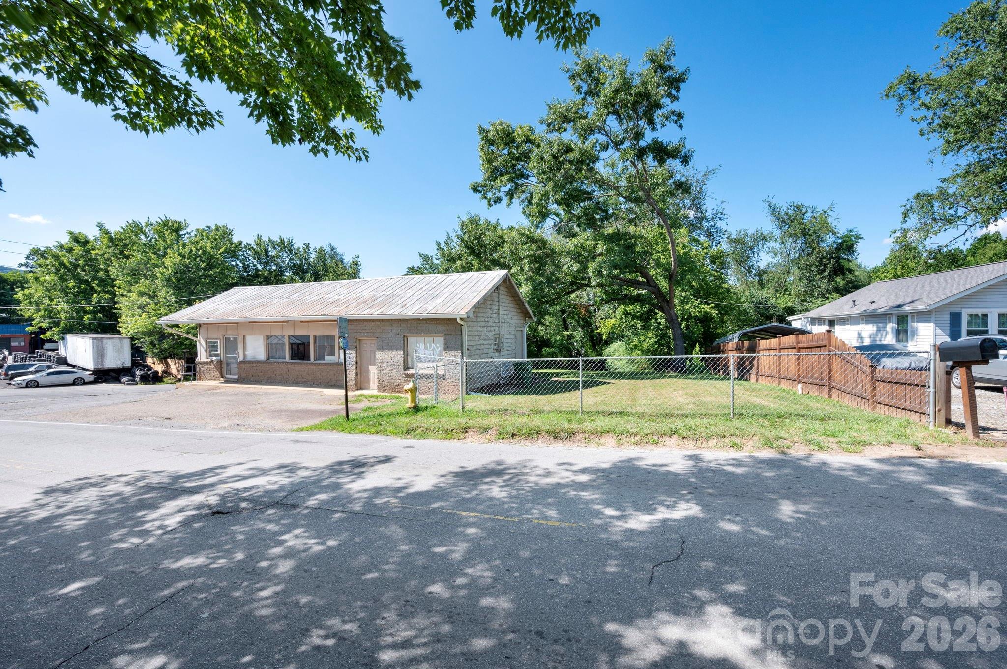 475 Deaverview Road Property Photo 2
