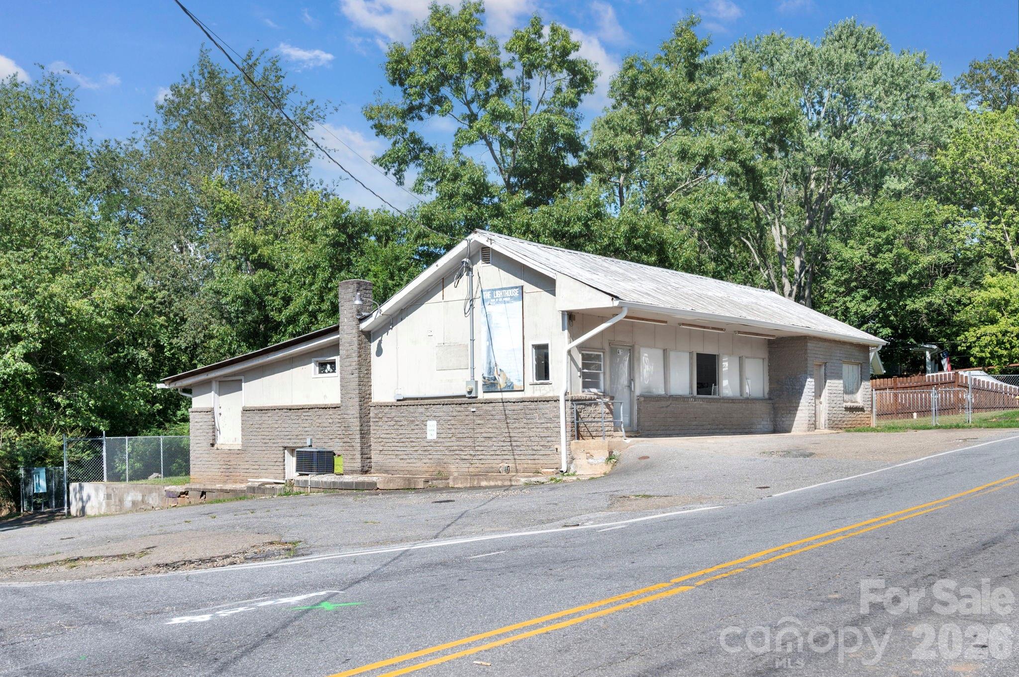 475 Deaverview Road Property Photo 3
