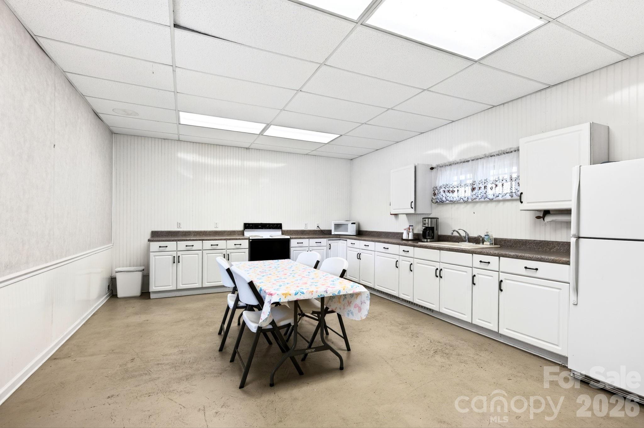 475 Deaverview Road Property Photo 7