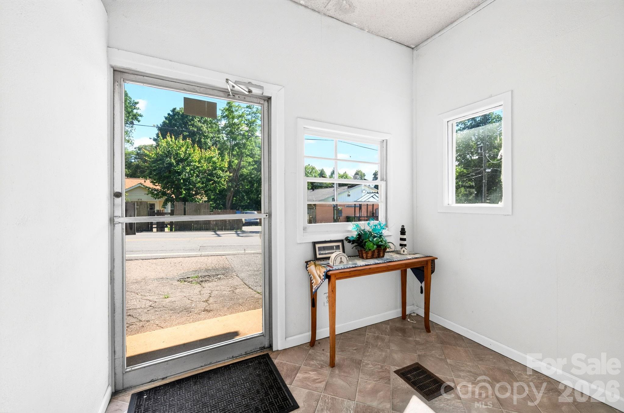 475 Deaverview Road Property Photo 12