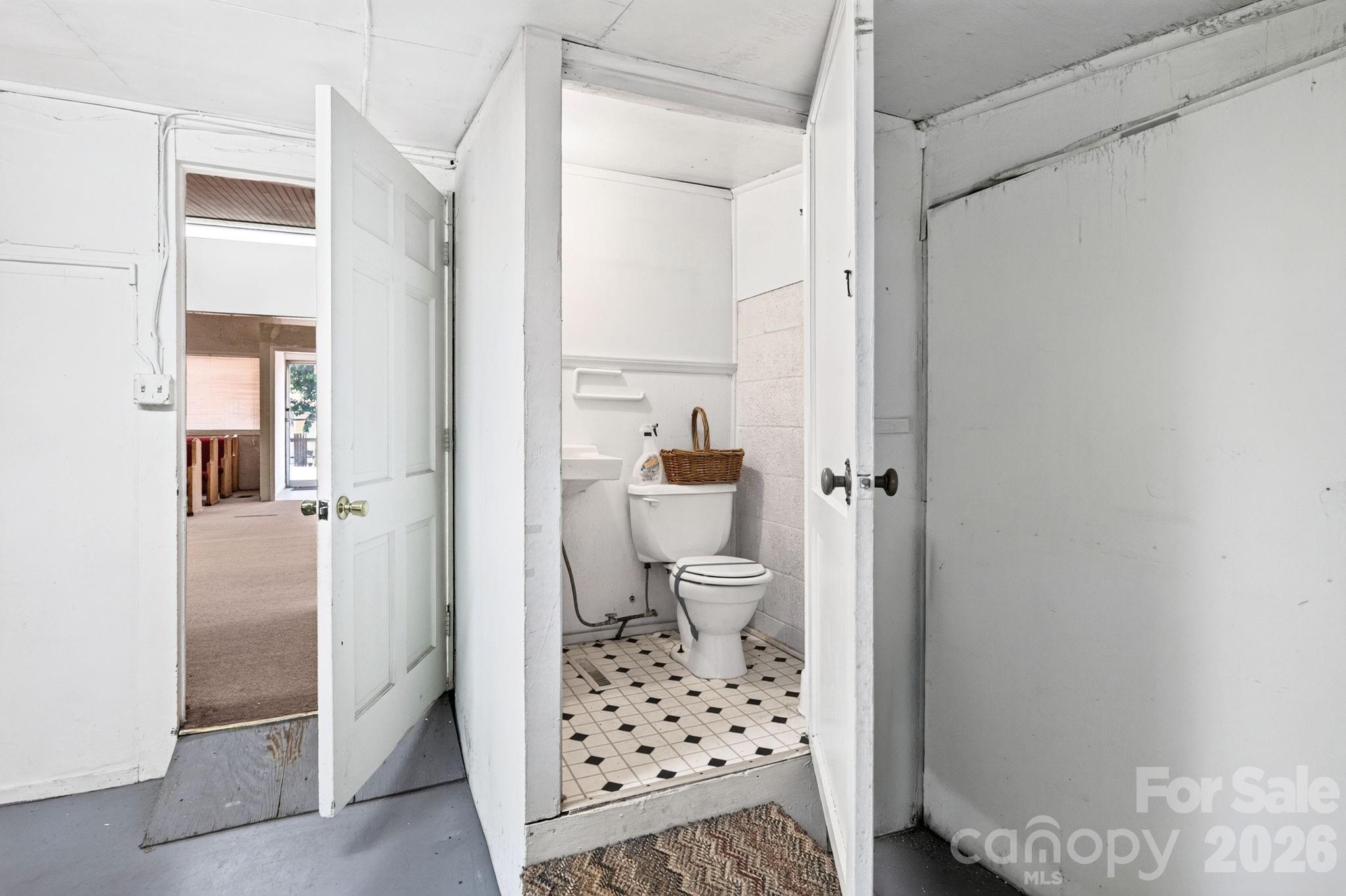 475 Deaverview Road Property Photo 15