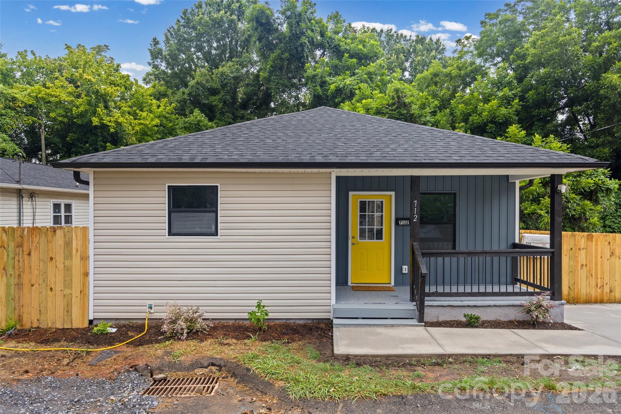 712 Henry Avenue Property Photo 1