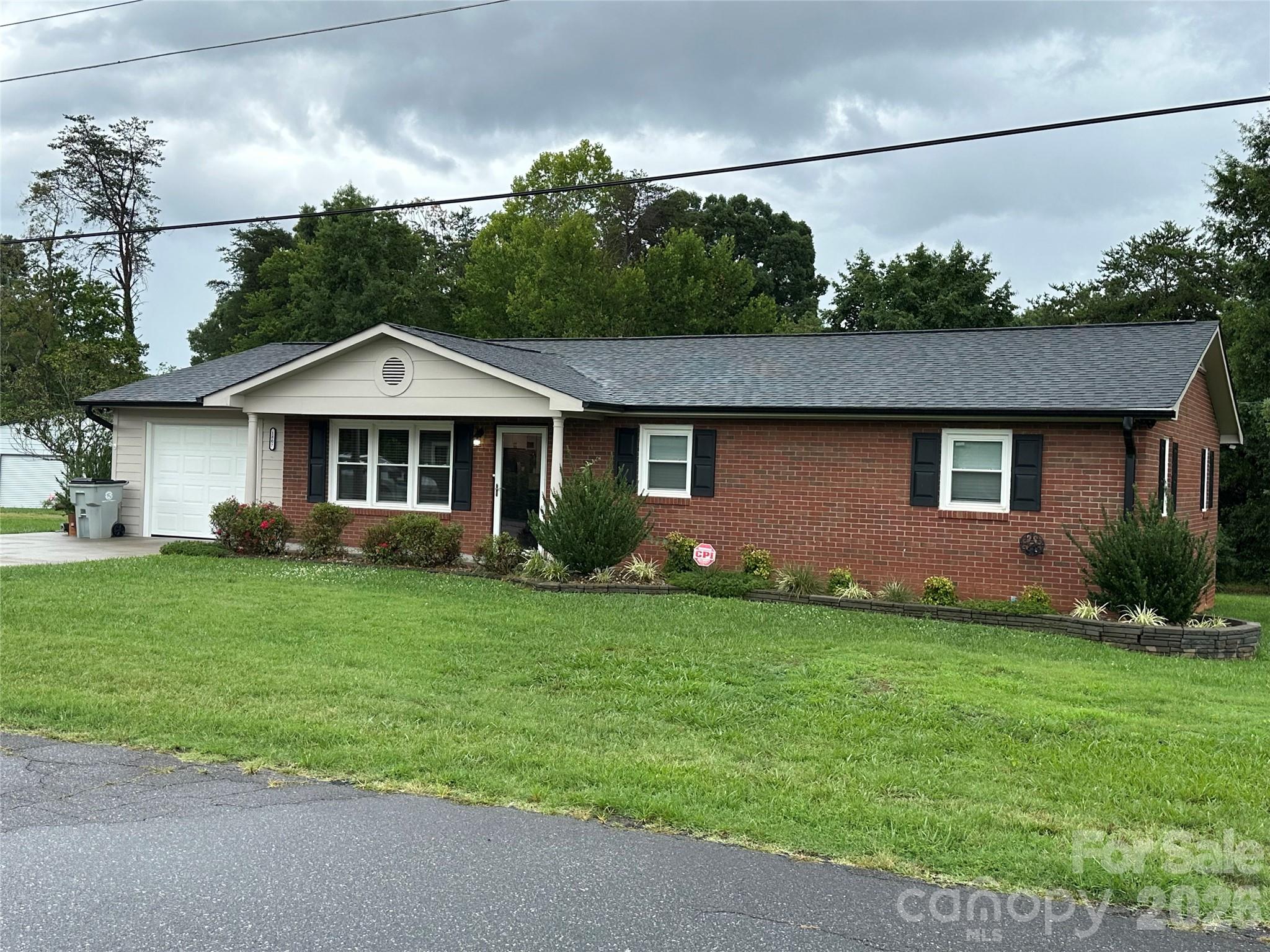 1807 Forest Hills Park Property Photo 2