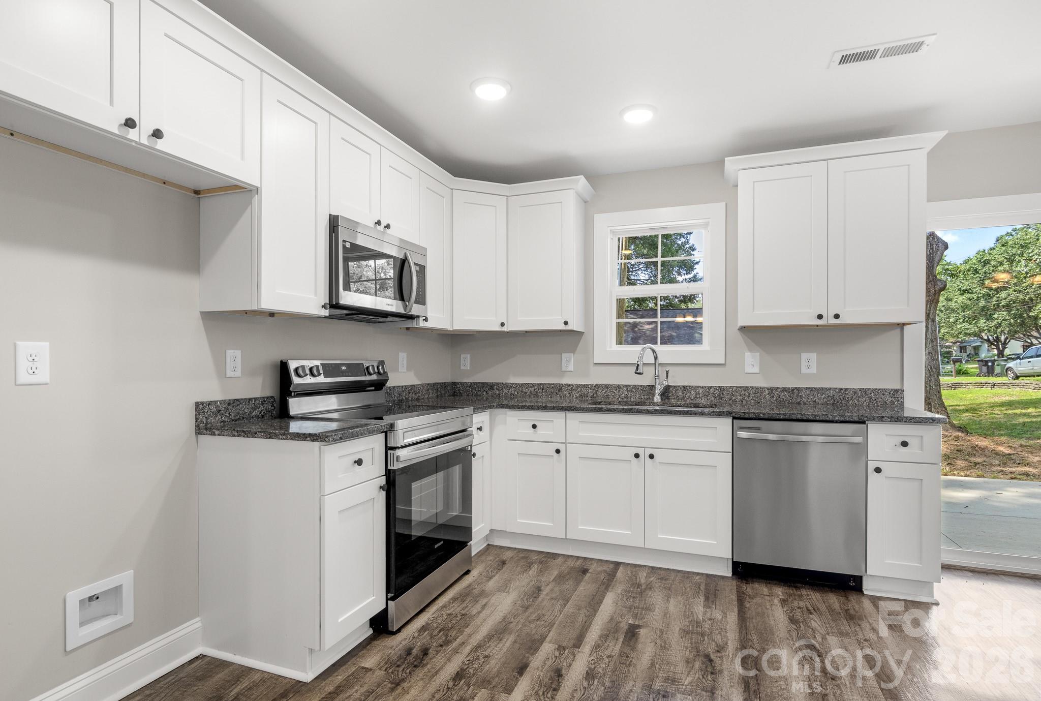 600 Sunderland Road Property Photo 15