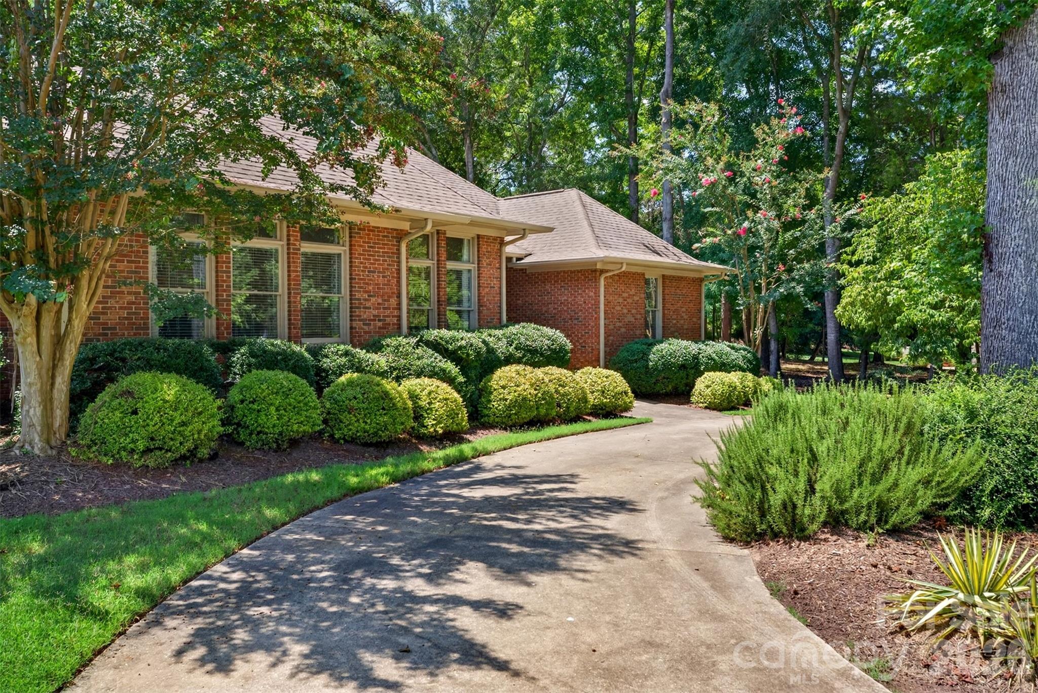 216 Muirfield Drive Property Photo 6